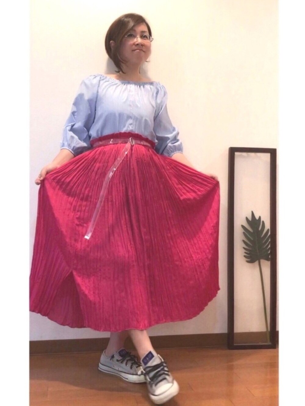 「低身長、メガネ女子、ピンク、フューシャピンク、プリーツスカート、スリット、ストライプシャツ、着回しコーデ、ひとりフューシャピンクフェス、キャップ後ろ被り&ピストルポーズフェス告知」｜「ATMOSPHEREのアイテム（シャツ/ブラウス、ブルー系）」を使った、はんだぱんださん（レディース・146cm）の夏コーディネートの1枚目の写真