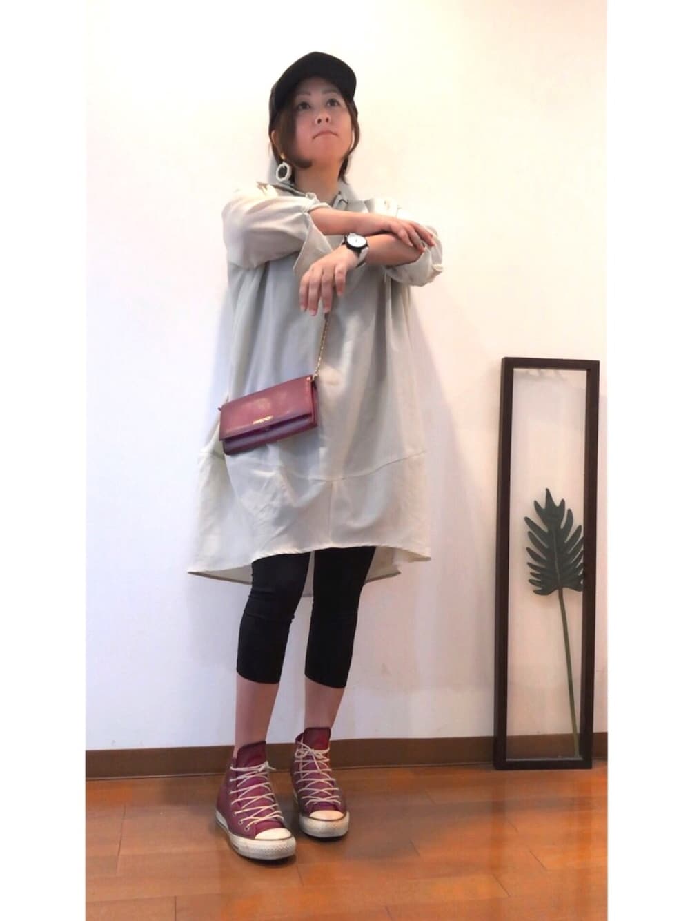 「低身長、オーバーサイズ、モノトーン、チェーンバッグ、チェーンウォレット、ボルドー、ハイカットスニーカー、古着、キャップ、Doシンプル部」｜「Bou Jeloudの麻ライクローンコクーンチュニック（チュニック、ベージュ系）」を使った、はんだぱんださん（レディース・146cm）の夏コーディネートの1枚目の写真
