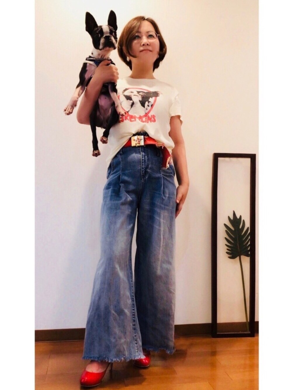 「夏セールで買いました、キャラT、ベルボトム、レトロ、ガチャベルト、低身長、メガネ女子、愛犬と一緒、WEAR昭和部、ワン🐾shot」｜「UNIQLOのバックトゥーザ80’sグラフィックT（半袖）＋E（Tシャツ/カットソー、ホワイト系）」を使った、はんだぱんださん（レディース・146cm）の夏コーディネートの1枚目の写真