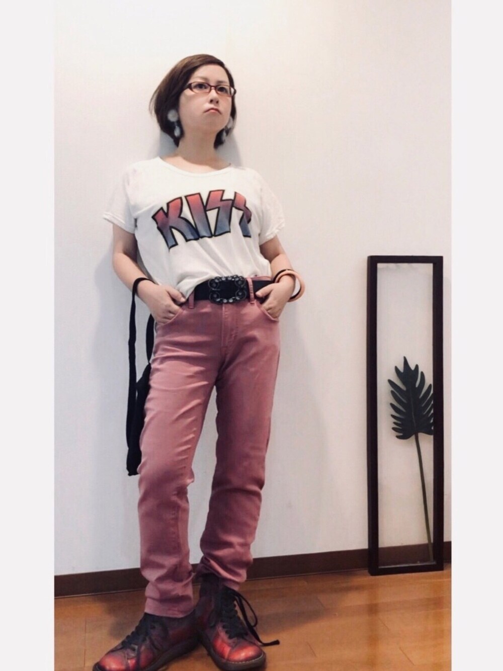 「低身長、メガネ女子、古着、古着MIX、スキニー、ピンク、ロックT、ブーツ、8ホール」｜「古着の(古着)KISSバンドTシャツ（Tシャツ/カットソー、ホワイト系）」を使った、はんだぱんださん（レディース・146cm）の秋コーディネートの1枚目の写真