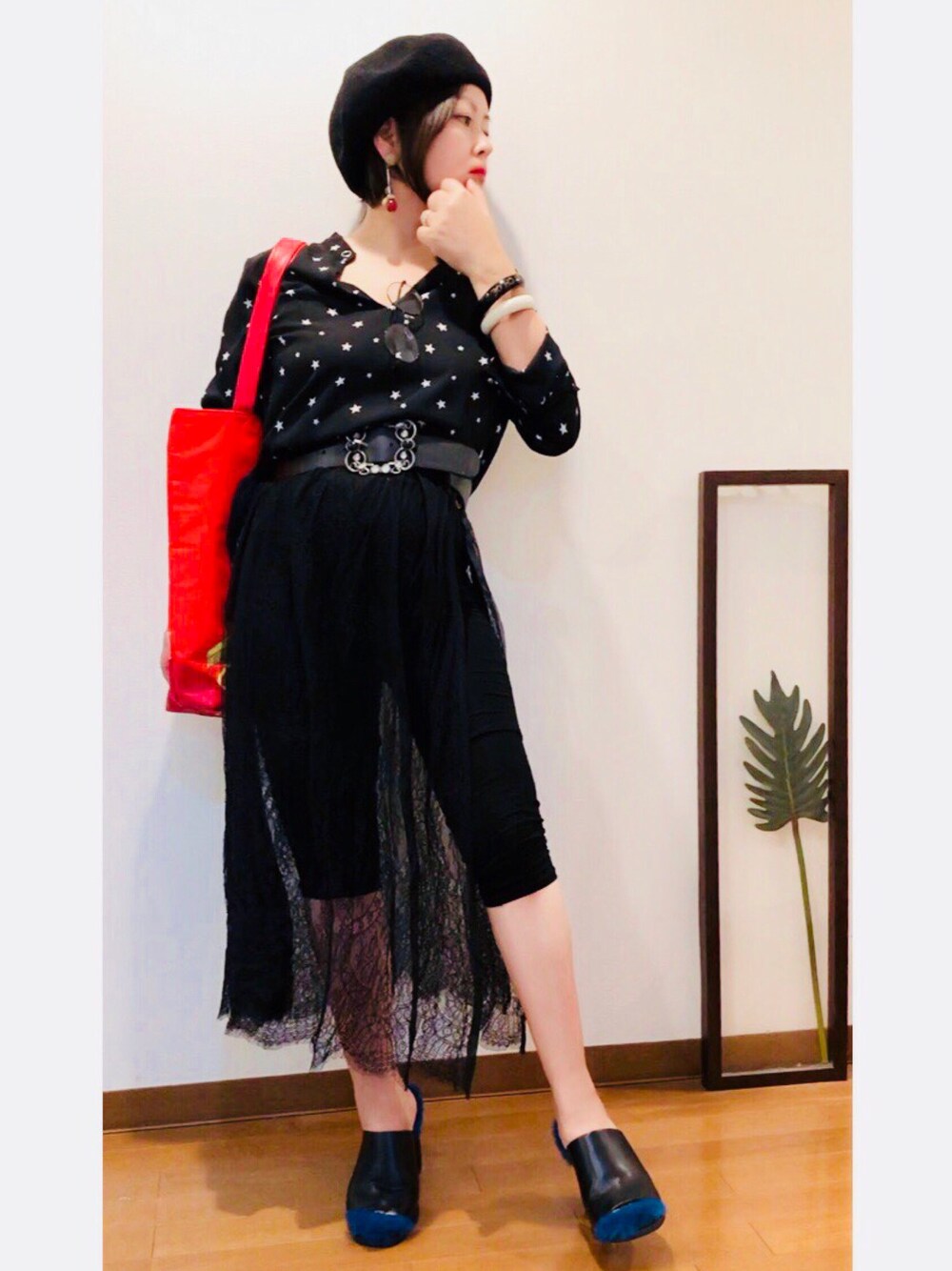 「低身長、ブラックコーデ、差し色(赤)、ロック、レトロ、古着MIX、古着、ベレー帽、ファーサンダル、我が道をゆく隊」｜「FOREVER 21の(古着)星プリントブラウス（シャツ/ブラウス、ブラック系）」を使った、はんだぱんださん（レディース・146cm）の秋コーディネートの1枚目の写真