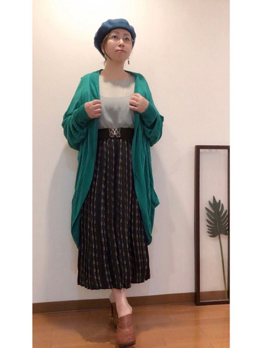 「低身長、メガネ女子、レトロ、レトロガール、古着、古着MIX、グリーン、ベレー帽、ゴムベルト、我が道をゆく隊」｜「TSUMORI CHISATOのS ﾘﾈﾝｶﾞｰｾﾞ（カーディガン/ボレロ、グリーン系）」を使った、はんだぱんださん（レディース・146cm）の秋コーディネートの1枚目の写真
