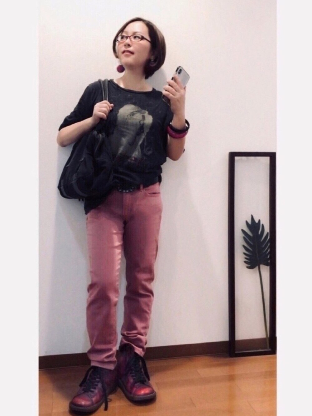 「片手スマホ、低身長、メガネ女子、ロック、スカル、古着、古着MIX、ヴィンテージ、ピンク、我が道をゆく隊」｜「DIESELの(古着)スカル柄ROCKTシャツ（Tシャツ/カットソー、ブラック系）」を使った、はんだぱんださん（レディース・146cm）の秋コーディネートの1枚目の写真