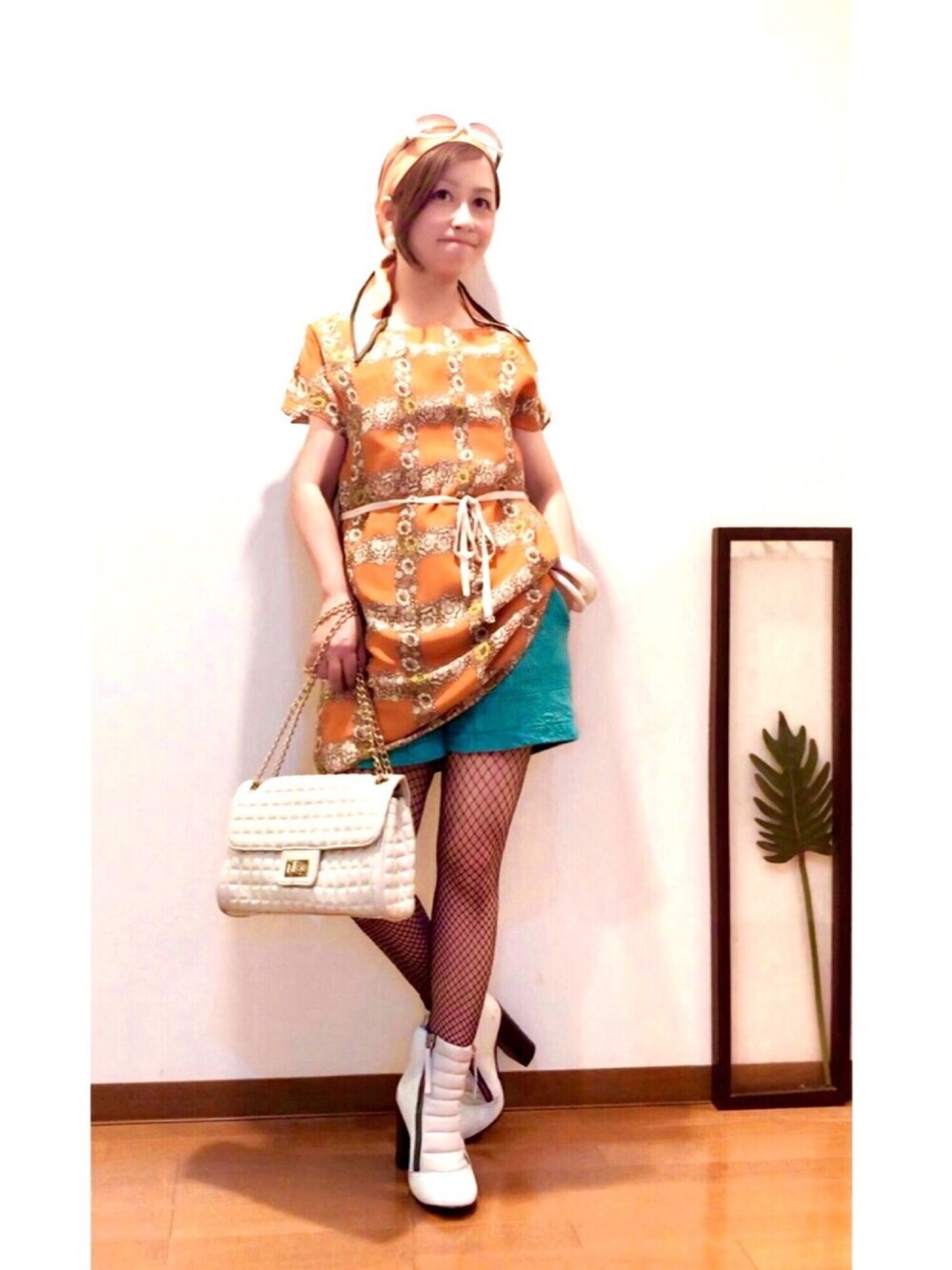 「低身長、レトロ、レトロガール、レトロポップ、古着、古着MIX、ブーツ、vintage、我が道をゆく隊、オレンジ」｜「古着の(古着)BERADIANCE花柄チュニックワンピ（チュニック、オレンジ系）」を使った、はんだぱんださん（レディース・146cm）の秋コーディネートの1枚目の写真