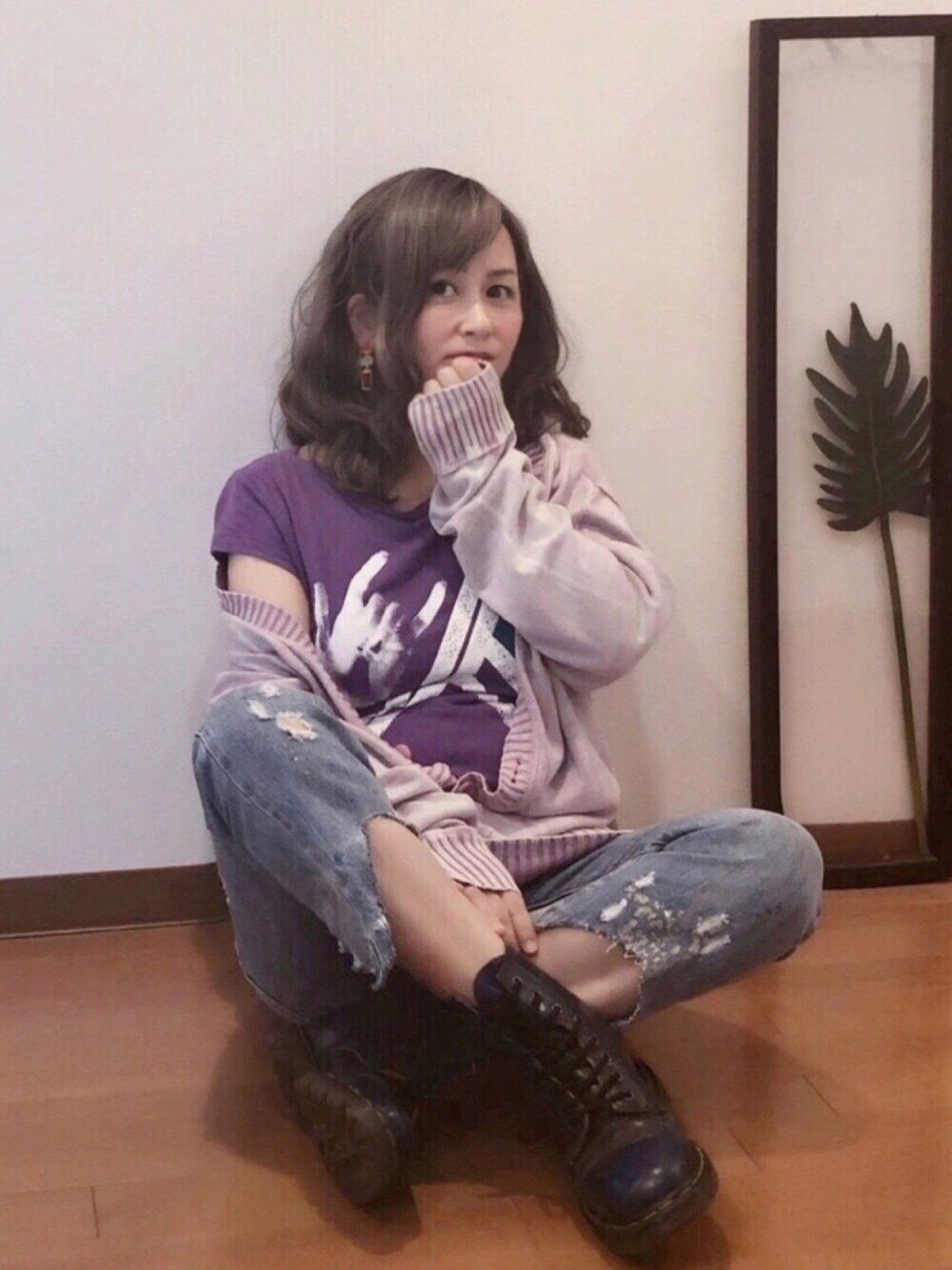「低身長、萌え袖、お座りスタイル、古着、古着MIX、ウィッグ、ロック、ダメージデニムパンツ、クラッシュデニム、我が道をゆく隊」｜「LINEASTORIAの【フルウィッグ・ミディアム】Neoジェニック（ウィッグ、その他）」を使った、はんだぱんださん（レディース・146cm）の秋コーディネートの1枚目の写真