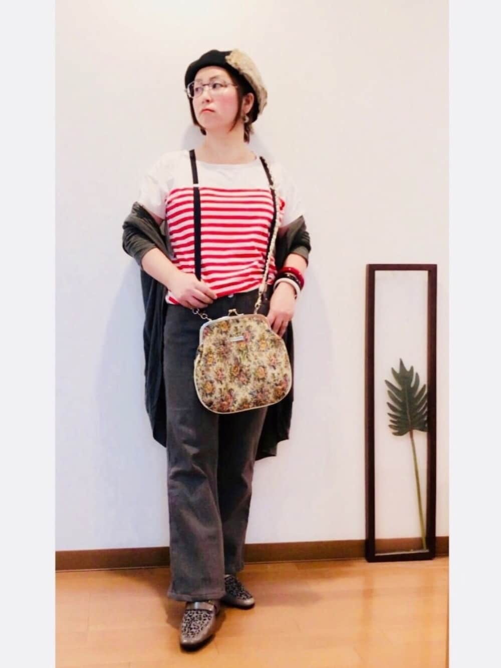 「低身長、メガネ女子、ベレー帽、ファー帽子、がま口バッグ、サスペンダー、レオパード、古着、古着MIX、我が道をゆく隊」｜「UNIQLOのアイテム（Tシャツ/カットソー、レッド系）」を使った、はんだぱんださん（レディース・146cm）の秋コーディネートの1枚目の写真