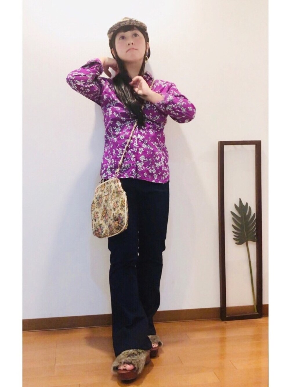 「低身長、レトロ、レトロガール、派手柄、キャップ、古着、古着MIX、パープル、我が道をゆく隊、ファーサンダル」｜「Banana Republicの(古着)パープル×グレー×白花柄シャツ（シャツ/ブラウス、パープル系）」を使った、はんだぱんださん（レディース・146cm）の秋コーディネートの1枚目の写真