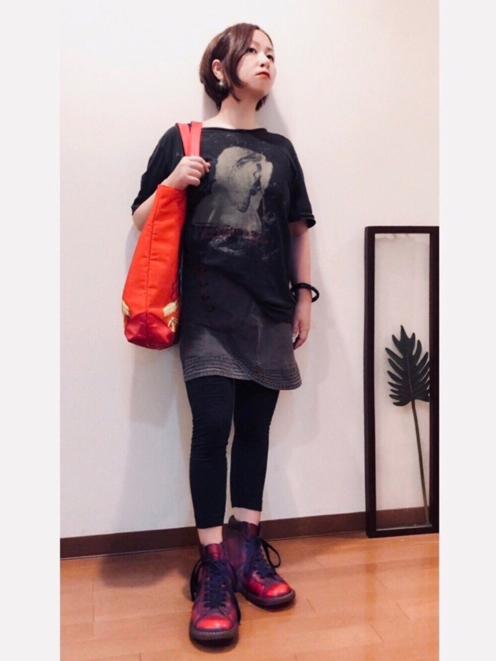 「スポーツMIX'18秋、低身長、休日スタイル、ロック、ロックT、差し色(赤)、ブーツ、マーチン、我が道をゆく隊」｜「DIESELの(古着)スカル柄ROCKTシャツ（Tシャツ/カットソー、ブラック系）」を使った、はんだぱんださん（レディース・146cm）の秋コーディネートの1枚目の写真
