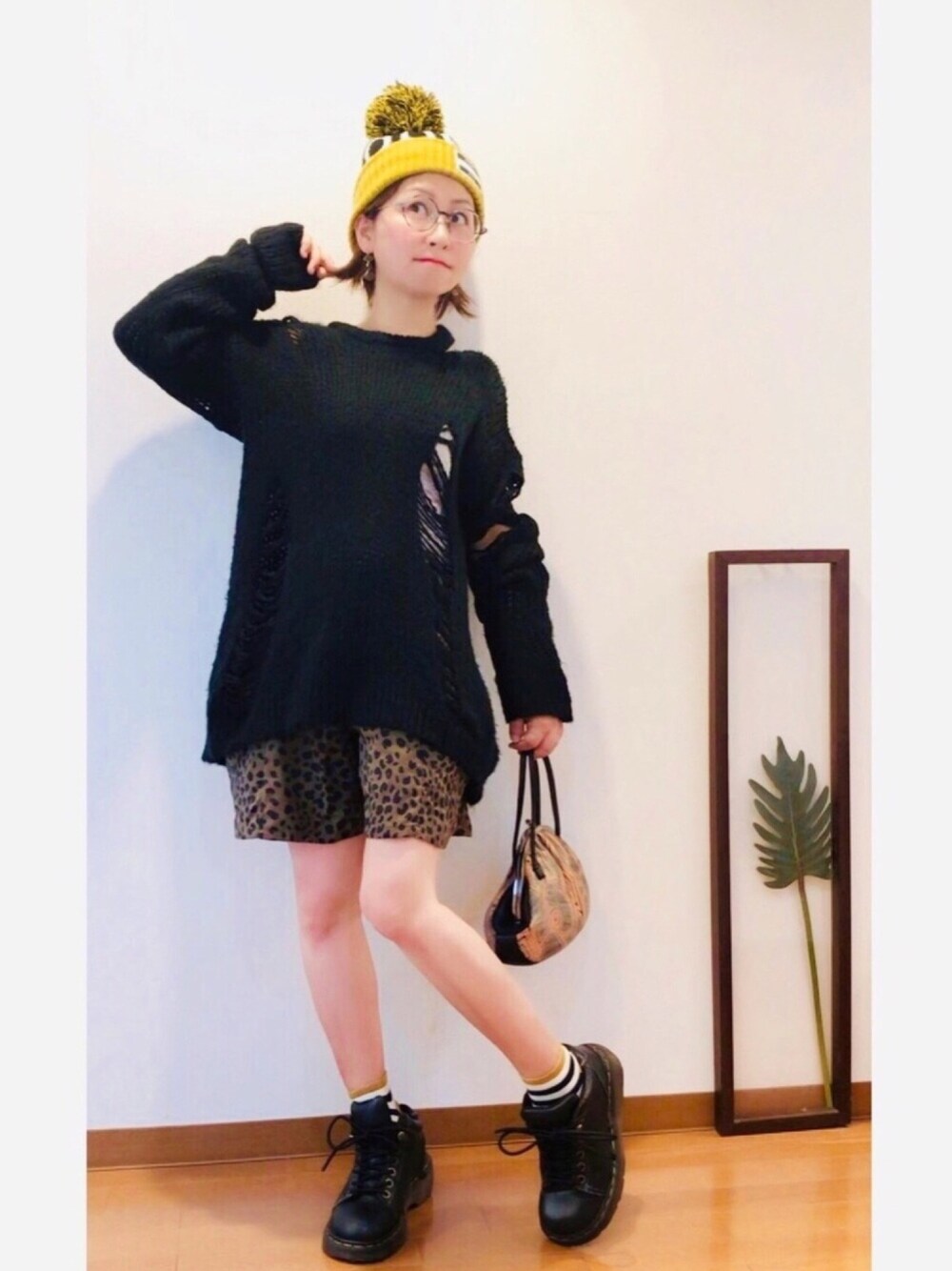 「低身長、メガネ女子、ニット帽、ダメージニット、黄色、古着、古着MIX、レオパード、我が道をゆく隊」｜「jouetieのぽんぽんニットワッチ（ニットキャップ/ビーニー、イエロー系）」を使った、はんだぱんださん（レディース・146cm）の秋コーディネートの1枚目の写真