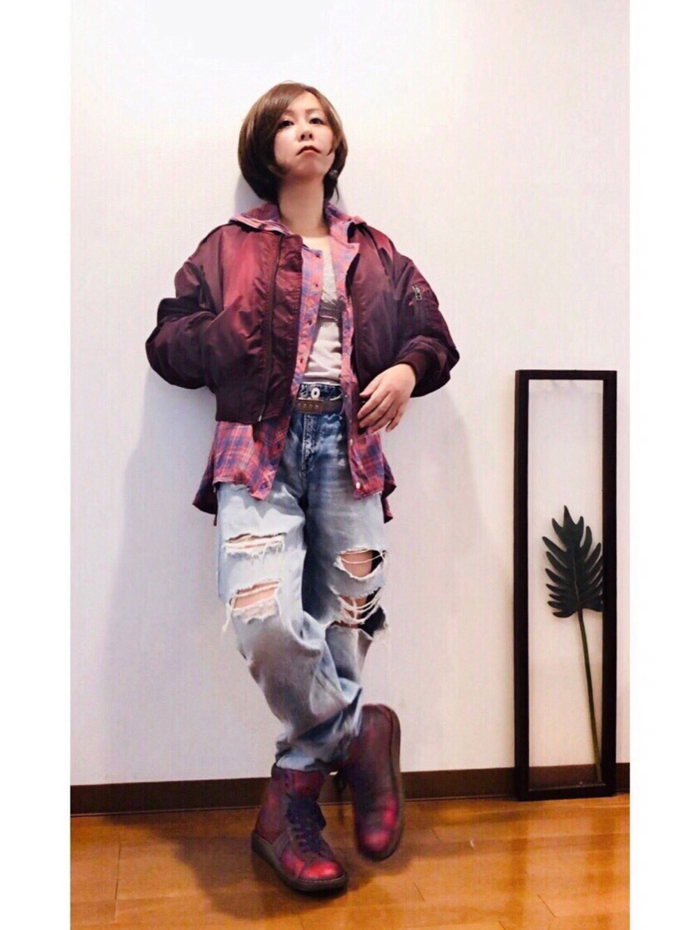 「我が道をゆく隊、ストリート服が好き、ボルドー、MA-1、ショート丈ジャケット、ダメージデニムパンツ、レイヤードスタイル、チェックシャツ、古着、古着MIX」｜「SLYの(古着)ボルドーのクロップドMA-1（MA-1、レッド系）」を使った、はんだぱんださん（レディース・146cm）の秋コーディネートの1枚目の写真
