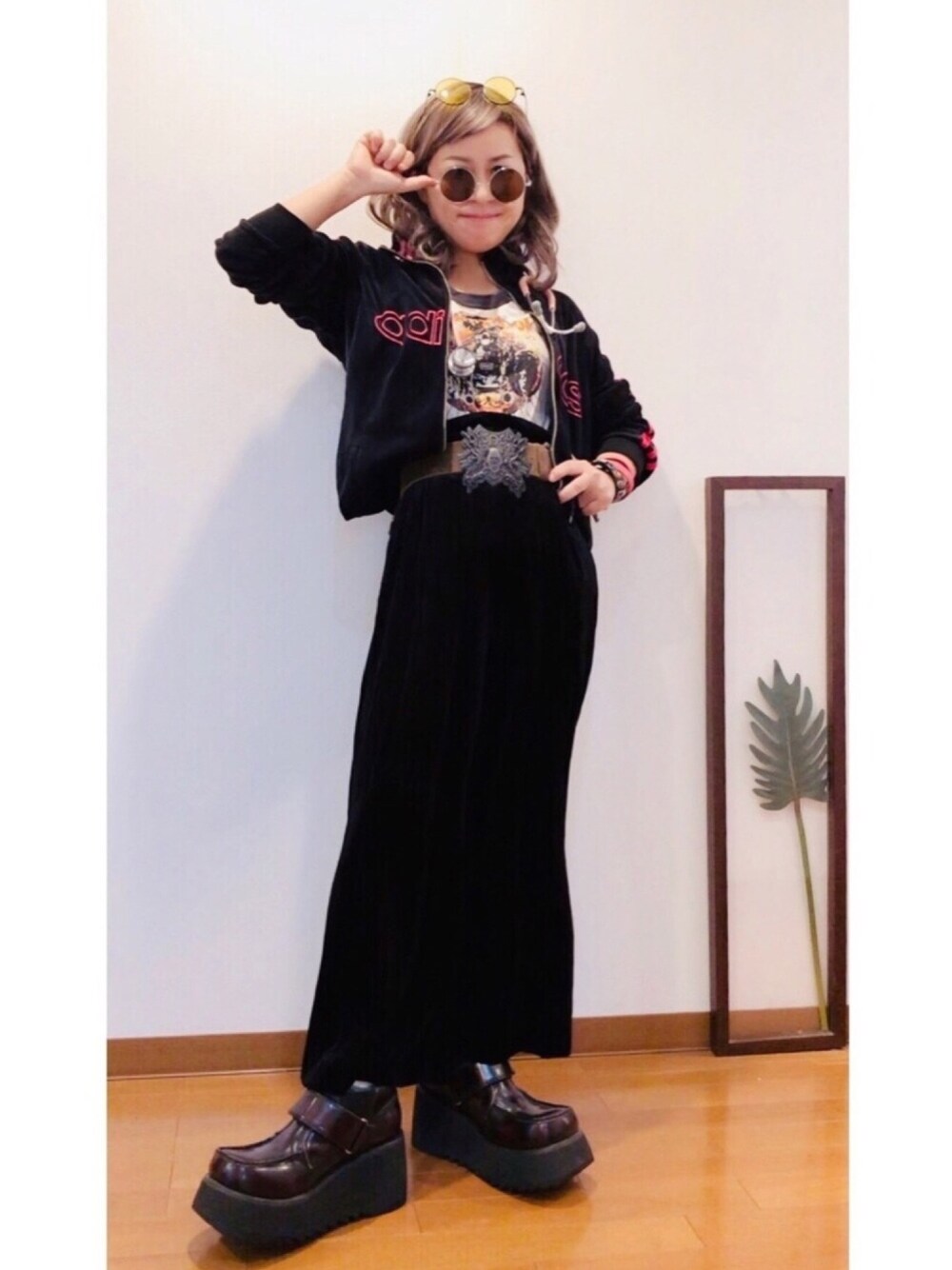 「我が道をゆく隊、お目立ちネオンコーデ、ベロア、ジャージ、カラーサングラス、古着、古着MIX、おでこ靴、スチールトゥ、イエローフェス告知」｜「我が道をゆく隊✨のアイテム（バッジ、レッド系）」を使った、はんだぱんださん（レディース・146cm）の秋コーディネートの1枚目の写真