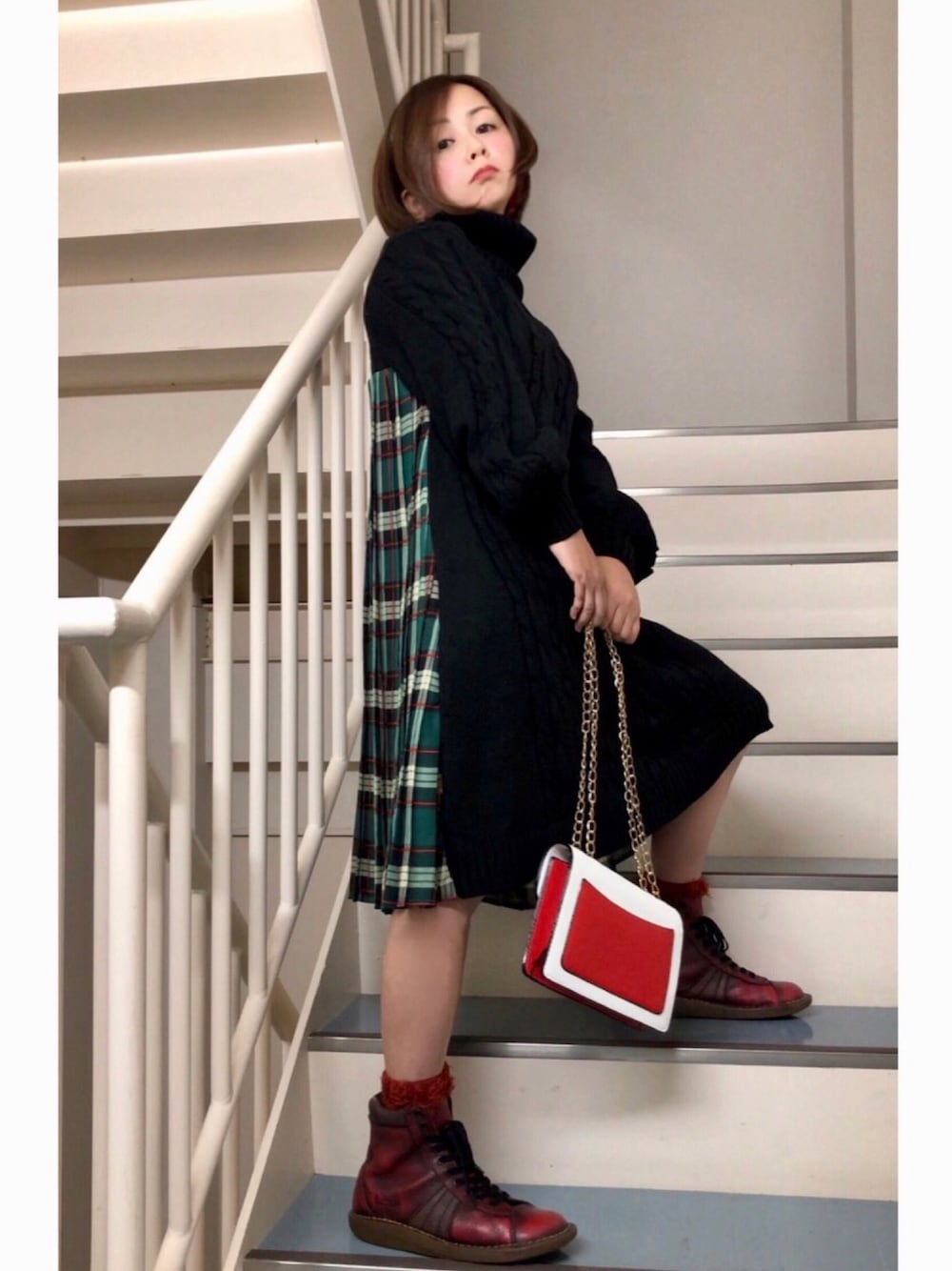 「我が道をゆく隊、ワンピース、ニットワンピース、チェック、プリーツスカート、カラーソックス、古着、古着MIX、オトナカジュアル、初売りセールで買いました2019」｜「jouetieのバックプリーツニットワンピ（ワンピース、ブラック系）」を使った、はんだぱんださん（レディース・146cm）の冬コーディネートの1枚目の写真