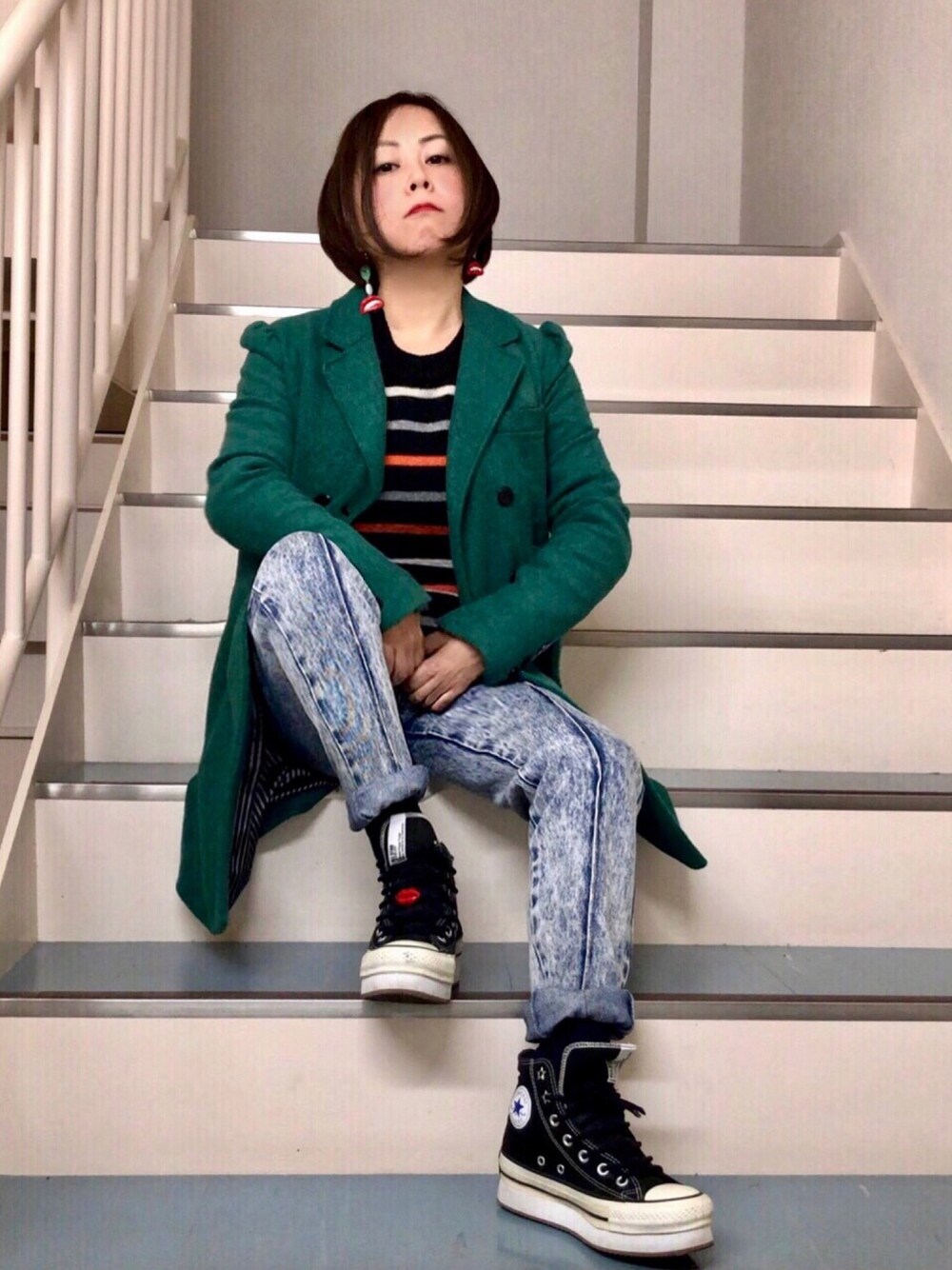 「オトナカジュアル、我が道をゆく隊、ボーダー、スニーカー、レトロ、古着、古着MIX、ケミカルウォッシュ、HandaPanda、ブリーチデニム」｜「HandaPandaのセルフメイド 💋モチーフアクセ（アクセサリー、レッド系）」を使った、はんだぱんださん（レディース・146cm）の冬コーディネートの1枚目の写真