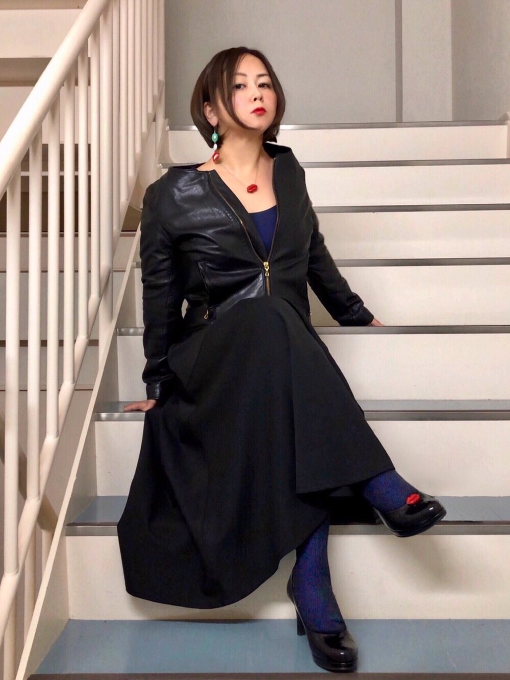 「リップモチーフ、派手カワ、デカピアス、黒、ブラックコーデ、ロングスカート、ハンドメイド、古着、我が道をゆく隊、HandaPanda」｜「HandaPandaのセルフメイド 💋モチーフアクセ（アクセサリー、レッド系）」を使った、はんだぱんださん（レディース・146cm）の冬コーディネートの1枚目の写真