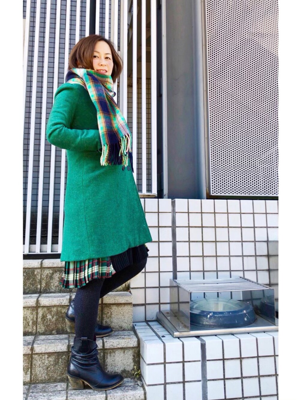 「我が道をゆく隊、マフラー、緑、グリーン、外撮り、古着、古着MIX、休日スタイル、冬コーデ、チェック」｜「別shot🐼のアイテム（採寸ボディースーツ、グリーン系）」を使った、はんだぱんださん（レディース・146cm）の冬コーディネートの1枚目の写真