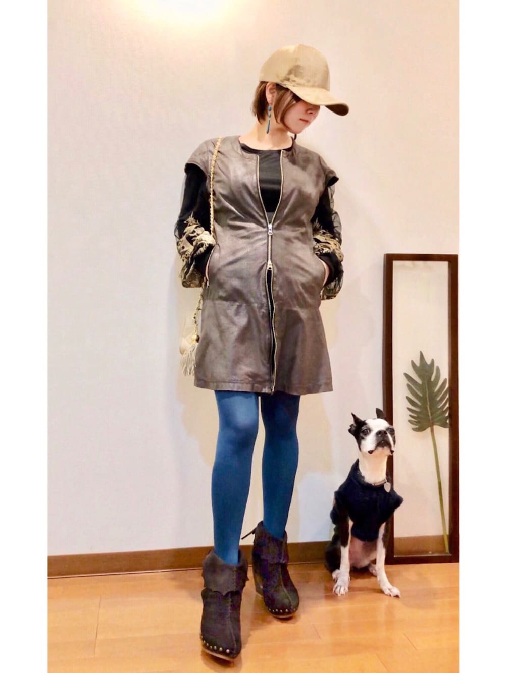 「我が道をゆく隊、古着、古着MIX、古着コーデ、韓国ファッション、カラータイツ、キャップ、シースルー、モード、愛犬」｜「我が道をゆく隊のアイテム（バッジ、レッド系）」を使った、はんだぱんださん（レディース・146cm）の冬コーディネートの1枚目の写真