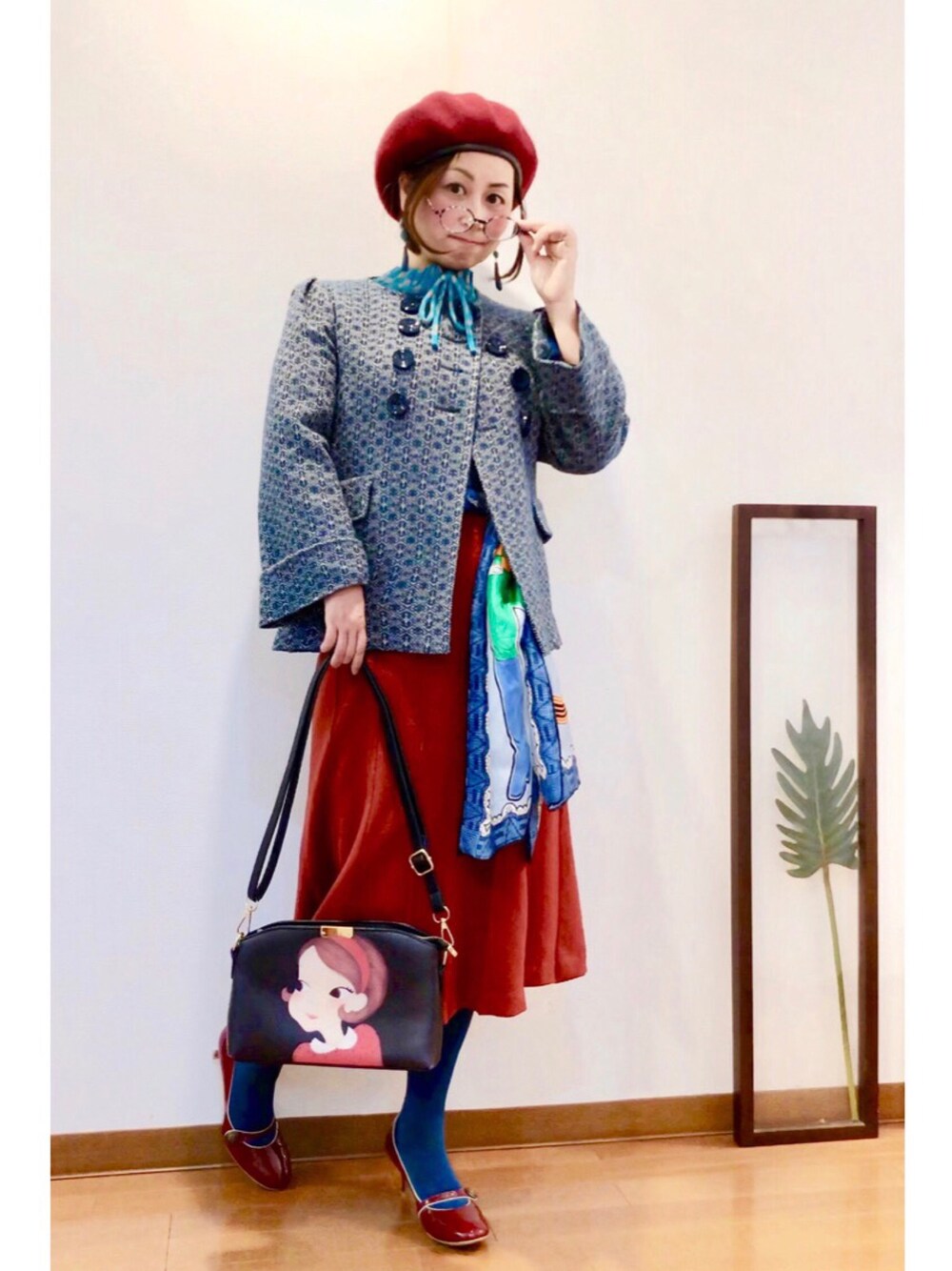 「我が道をゆく隊、レトロ、レトロガール、古着、古着MIX、ベレー帽、スカーフ、メガネ女子、丸メガネ、カラータイツ」｜「我が道をゆく隊のアイテム（バッジ、レッド系）」を使った、はんだぱんださん（レディース・146cm）の冬コーディネートの1枚目の写真