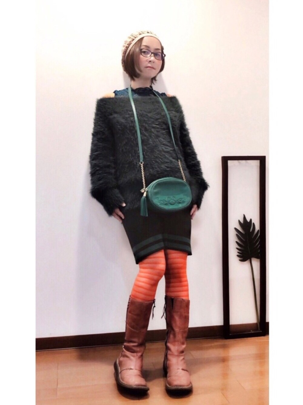 「メガネ女子、ニット帽、グリーン、ニット、古着、古着MIX、我が道をゆく隊、ロングブーツ、オフショル、カラータイツ」｜「SENSE OF PLACE by URBAN RESEARCHのフェザーオフショルセーター（ニット/セーター、グリーン系）」を使った、はんだぱんださん（レディース・146cm）の秋コーディネートの1枚目の写真