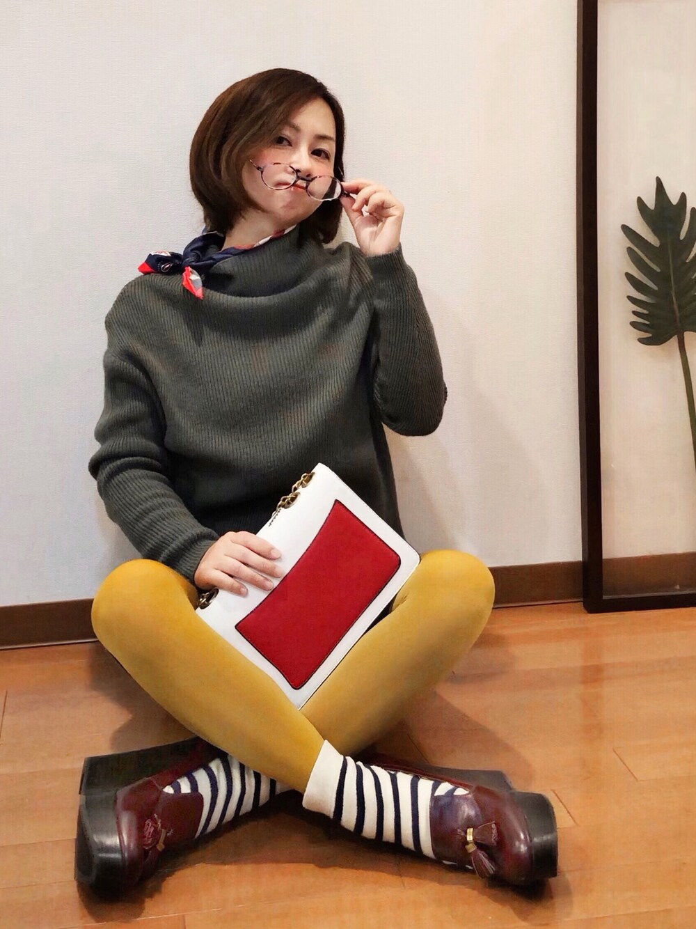 「モノトーン派？カラーコーデ派？、ワンピース、カラータイツ、スカーフ、古着、古着MIX、丸メガネ、メガネ女子、プラットフォーム、チョコ色に染まれ」｜「TOMMY HILFIGERの(古着)ウエッジソール（シューズ、ブラウン系）」を使った、はんだぱんださん（レディース・146cm）の冬コーディネートの1枚目の写真