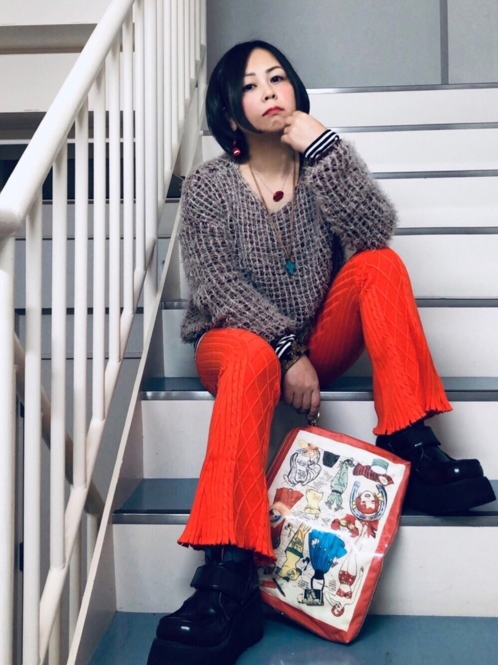 「我が道をゆく隊、シンプル、イージーパンツ、リブニット、厚底シューズ、大人カジュアル、古着、古着MIX、HandaPanda、フレアパンツ」｜「jouetieのケーブルフレアパンツ（その他パンツ、オレンジ系）」を使った、はんだぱんださん（レディース・146cm）の冬コーディネートの1枚目の写真