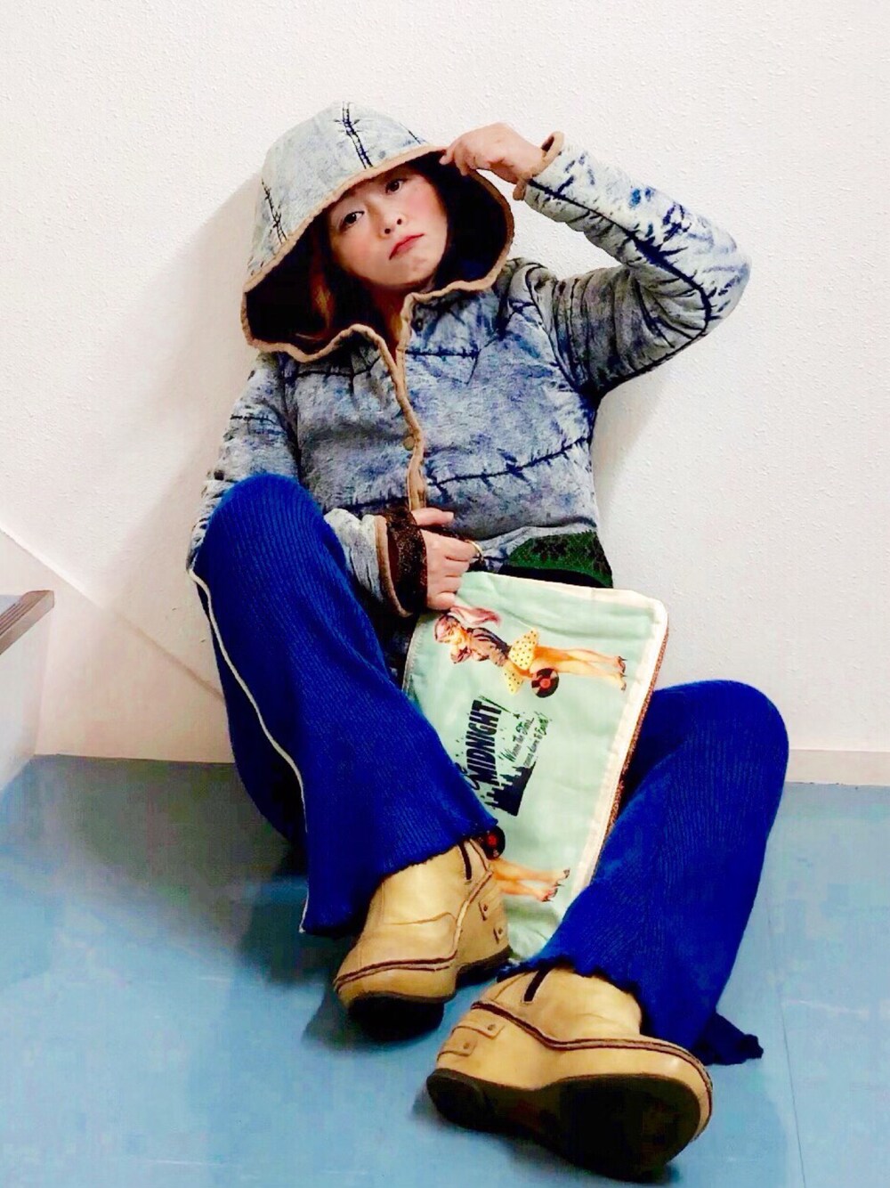 「お気に入りの服でデートに行こう、我が道をゆく隊、青、フーディー、ケミカルウォッシュ、ブリーチデニム、フード、フレアパンツ、ラインパンツ、古着」｜「もう1枚🐼のアイテム（採寸ボディースーツ、ブルー系）」を使った、はんだぱんださん（レディース・146cm）の冬コーディネートの1枚目の写真