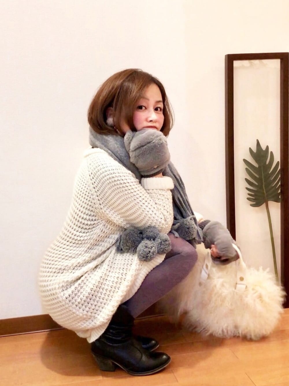 「シンプルコーデ、デートコーデ、プチプラコーデ、ファー小物、ニットワンピース、マフラーぐるぐる、大人ガーリー、休日コーデ、お座りスタイル、チョコ色に染まれ」｜「我が道をゆく隊のアイテム（バッジ、レッド系）」を使った、はんだぱんださん（レディース・146cm）の冬コーディネートの1枚目の写真