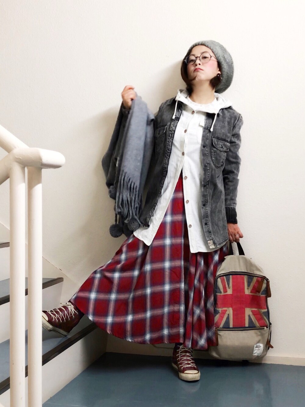 「お気に入りの服でデートに行こう、ロングスカート、チェック、ケミカルウォッシュ、ブリーチデニム、古着、古着MIX、ユニオンジャック、リュック、レザースニーカー」｜「ストール羽織り🐼のアイテム（採寸ボディースーツ、グレー系）」を使った、はんだぱんださん（レディース・146cm）の冬コーディネートの1枚目の写真