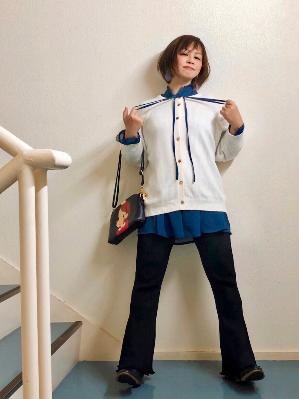 「レイヤードstyle、シンプルコーデ、カジュアルコーデ、我が道をゆく隊、大人ガーリー、リブパンツ、フレアパンツ、フリル襟、古着、古着MIX」｜「後ろ🐼のアイテム（採寸ボディースーツ、ホワイト系）」を使った、はんだぱんださん（レディース・146cm）の冬コーディネートの1枚目の写真