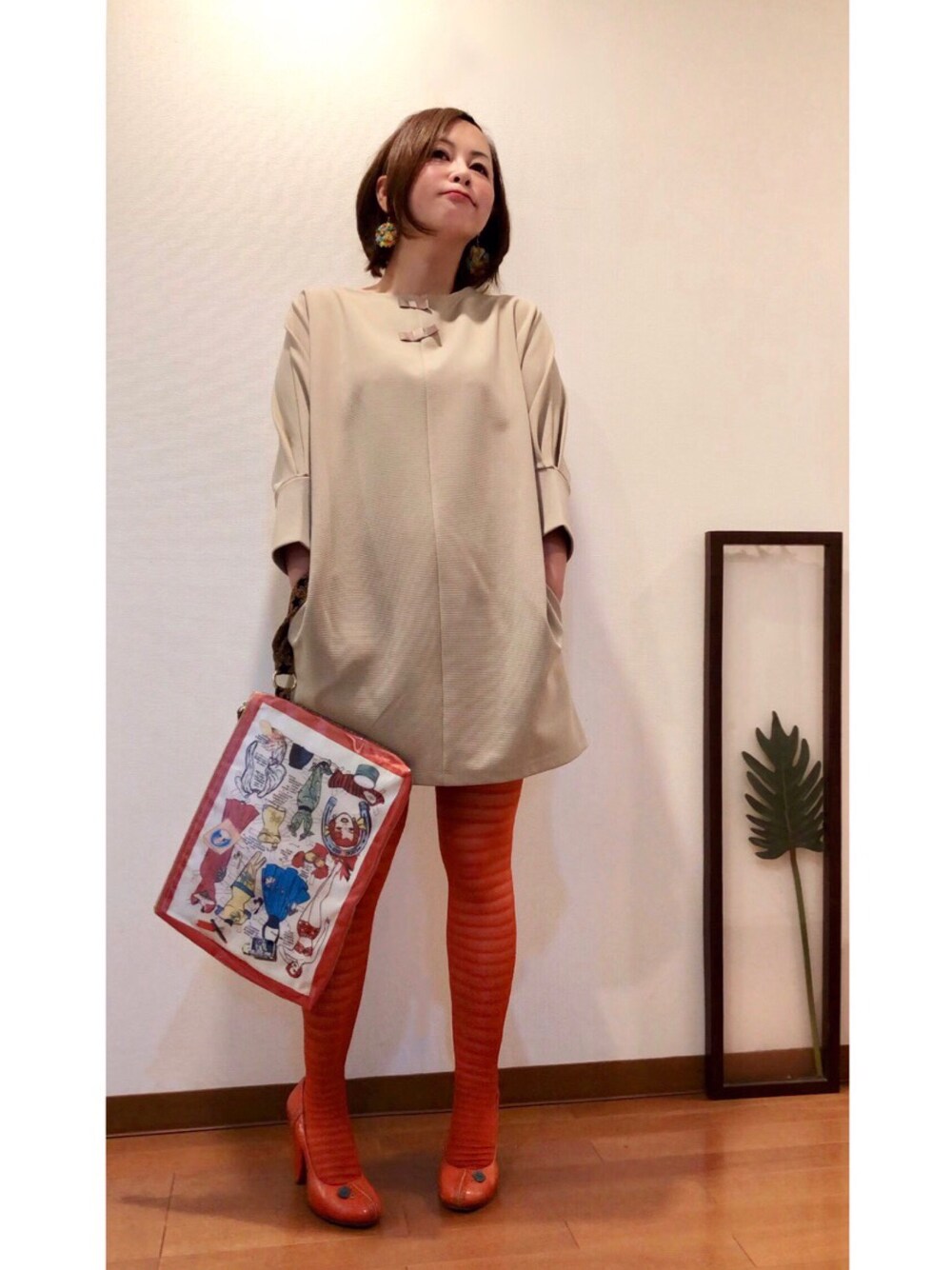 「ゆるコーデ、ラクチンコーデ、我が道をゆく隊、ワンピース、カラータイツ、カラーパンプス、古着、古着MIX、オレンジ、クラッチバッグ」｜「別shot🐼1のアイテム（採寸ボディースーツ、オレンジ系）」を使った、はんだぱんださん（レディース・146cm）の冬コーディネートの1枚目の写真