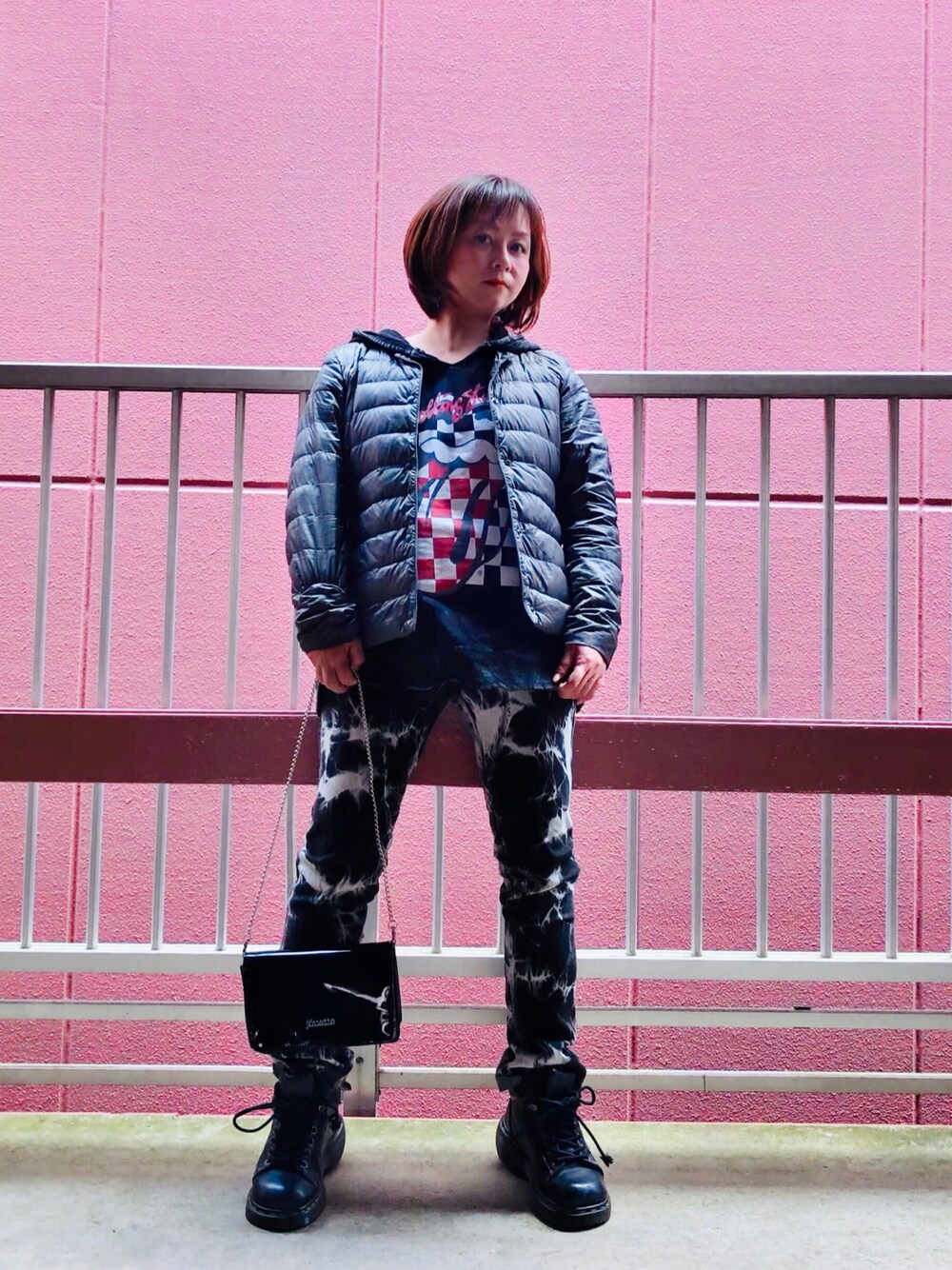 「パステル映える春、我が道をゆく隊、休日スタイル、タイダイ柄、モノトーン、スキニーデニム、フード、レイヤード、古着、古着MIX」｜「我が道をゆく隊のアイテム（バッジ、レッド系）」を使った、はんだぱんださん（レディース・146cm）の春コーディネートの1枚目の写真