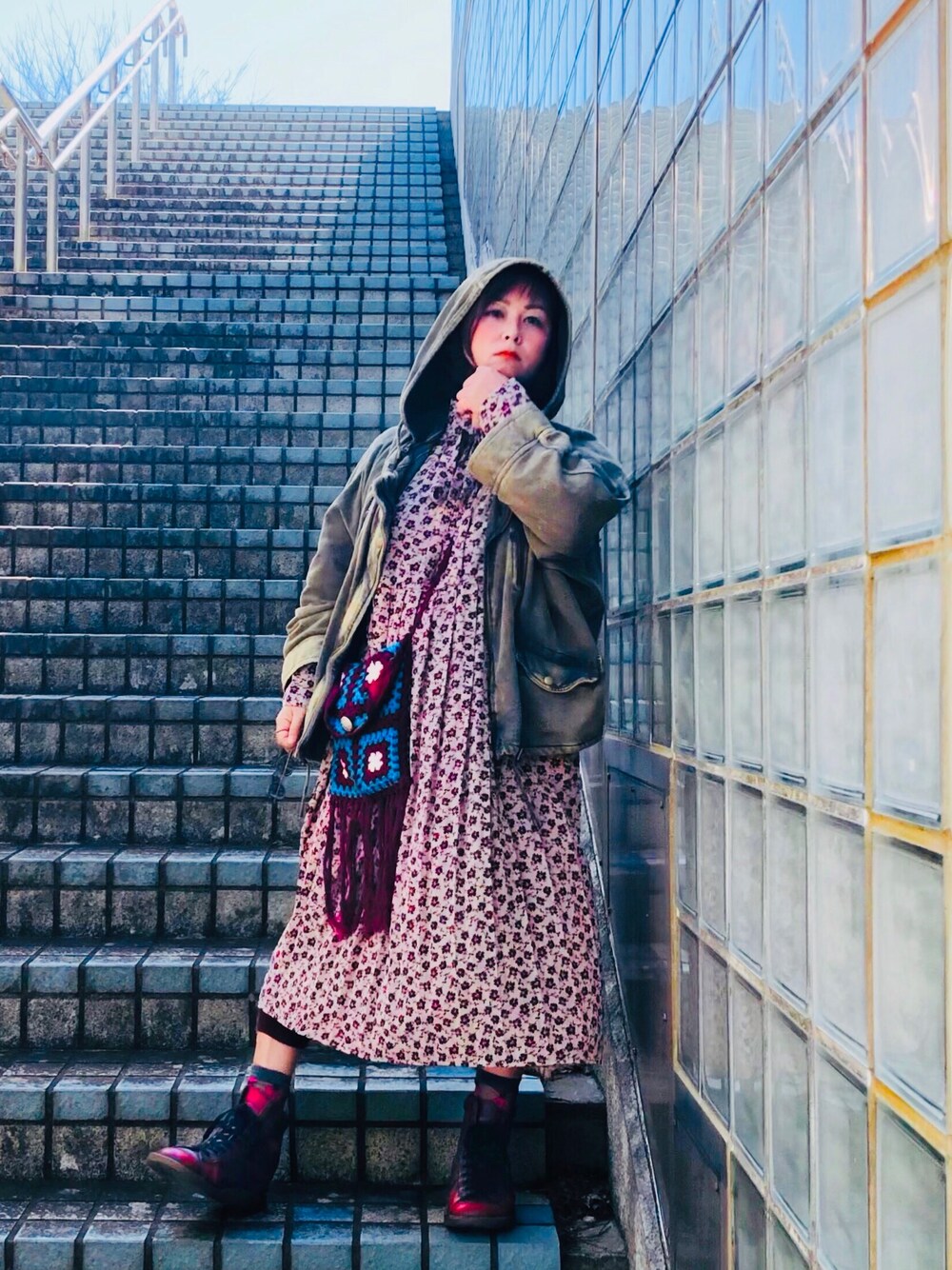 「我が道をゆく隊、オトナカジュアル、フード、パーカー、ワンピース、花柄ワンピース、花柄、柄ソックス、古着、古着MIX」｜「別shot🐼1のアイテム（採寸ボディースーツ、その他）」を使った、はんだぱんださん（レディース・146cm）の春コーディネートの1枚目の写真