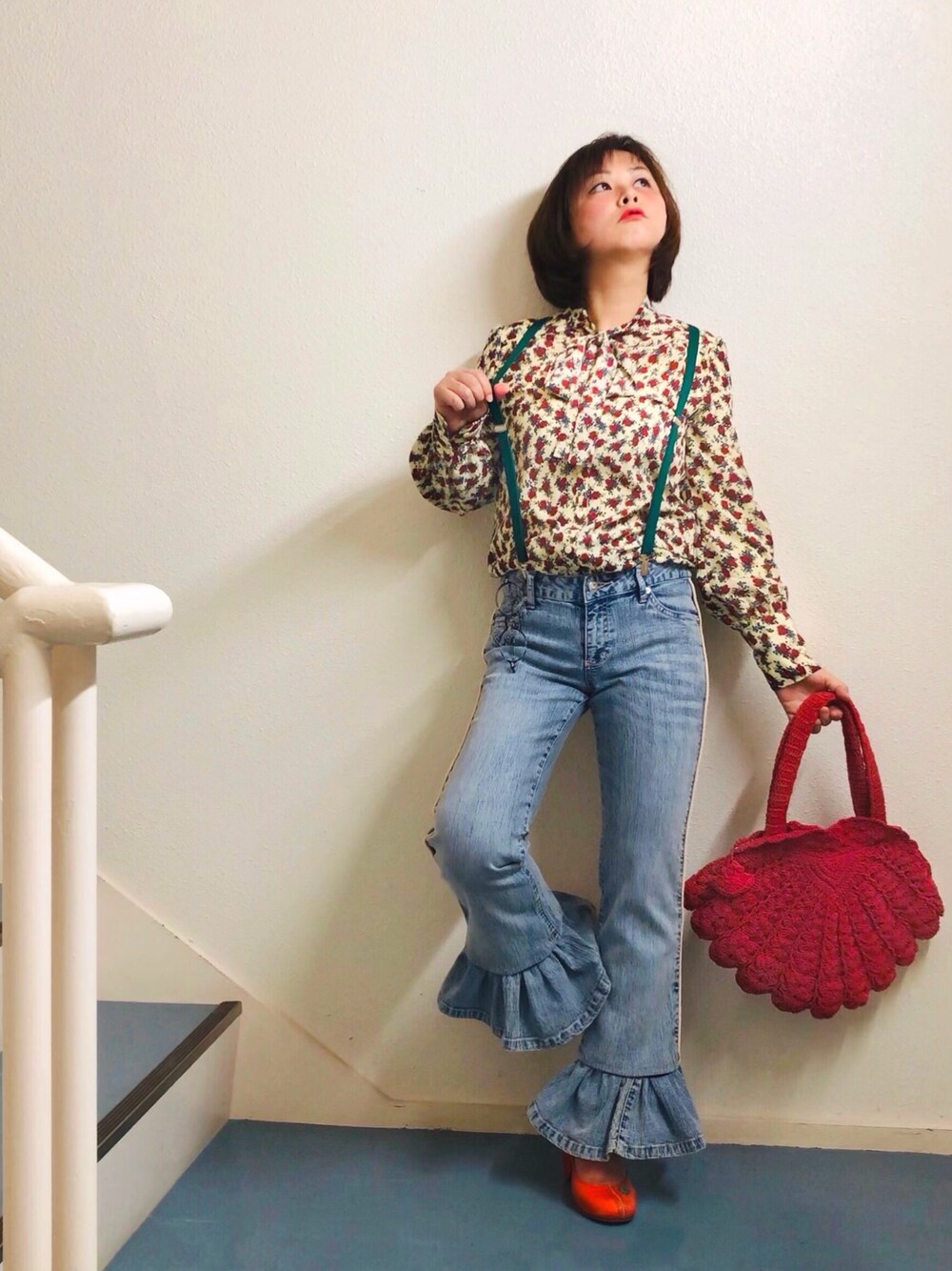 「春コーデ、花柄、フリル、ブラウス、カラーパンプス、サスペンダー、リメイク、古着、ZOZOUSED、我が道をゆく隊」｜「セルフリメイクのアイテム（デニムパンツ、ブルー系）」を使った、はんだぱんださん（レディース・146cm）の春コーディネートの1枚目の写真