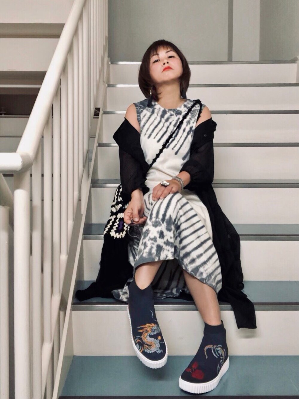 「平成最後のWEARISTAセンバツ、ペイント、スリッポン、リメイク、ワンピース、タイダイ柄、シースルー、シフォン、モノトーン、モード」｜「Re:makeのリメイクシューズ🐲🌹（スニーカー、グレー系）」を使った、はんだぱんださん（レディース・146cm）の春コーディネートの1枚目の写真