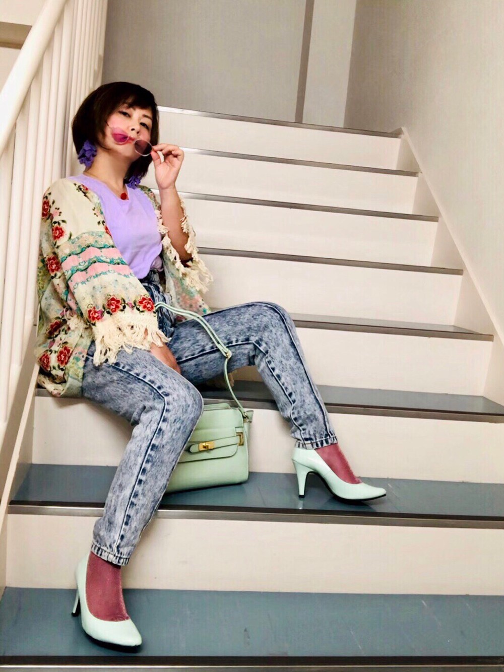 「春夏コーデ、春コーデ、カラーサングラス、ケミカルウォッシュ、ブリーチデニム、センタープレス、カラーソックス、カラーパンプス、ペールトーン、古着」｜「jouetieの【CASUAL】ハイウエストBOYS PT（デニムパンツ、ブルー系）」を使った、はんだぱんださん（レディース・146cm）の春コーディネートの1枚目の写真