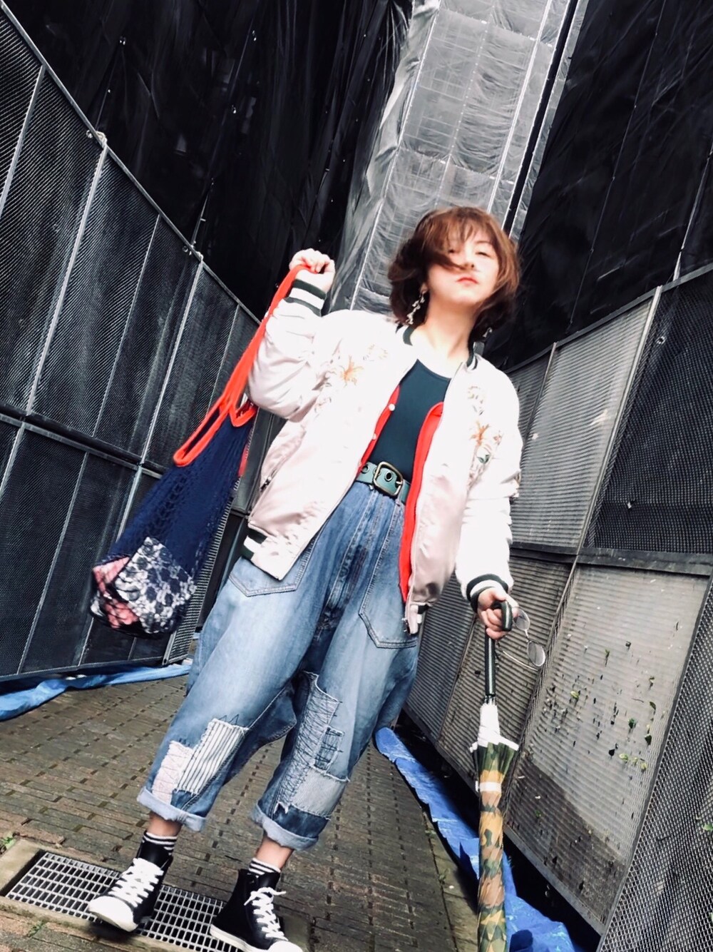 「雨の日コーデ、休日スタイル、傘、長靴、レインブーツ、サルエルパンツ、サルエルデニム、ネットバッグ、低身長、古着」｜「Passportのコンバースみたいなレインシューズ♪（レインシューズ、ブラック系）」を使った、はんだぱんださん（レディース・146cm）の春コーディネートの1枚目の写真
