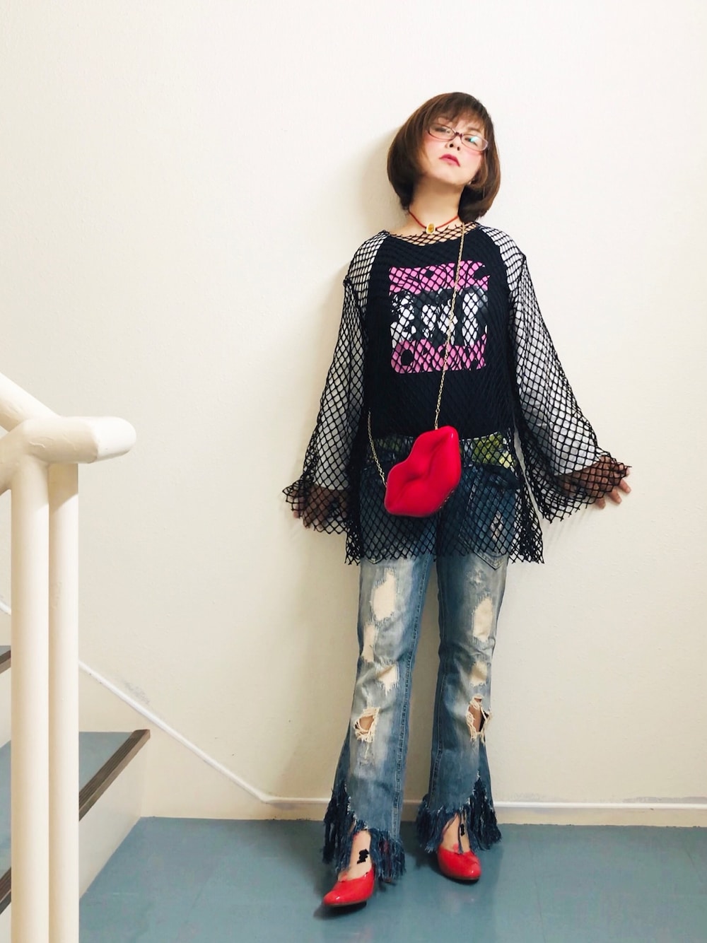 「令和ピンクを纏え、フューシャピンク、カラーパンプス、ロック、ラグランTシャツ、カラーベルト、チョーカー、ダメージデニムパンツ、リメイク、古着」｜「jouetieのラグランメッシュロックT/バンドTシャツ（Tシャツ/カットソー、ブラック系）」を使った、はんだぱんださん（レディース・146cm）の春コーディネートの1枚目の写真