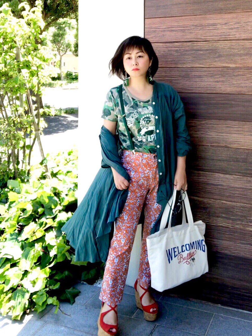 「夏、カジュアルコーデ、サスペンダー、サンダル、ロゴT、トートバッグ、カモフラ、花柄、低身長、古着」｜「LUONのLUON/ゴムサスペンダー（サスペンダー、グリーン系）」を使った、はんだぱんださん（レディース・146cm）の春コーディネートの1枚目の写真
