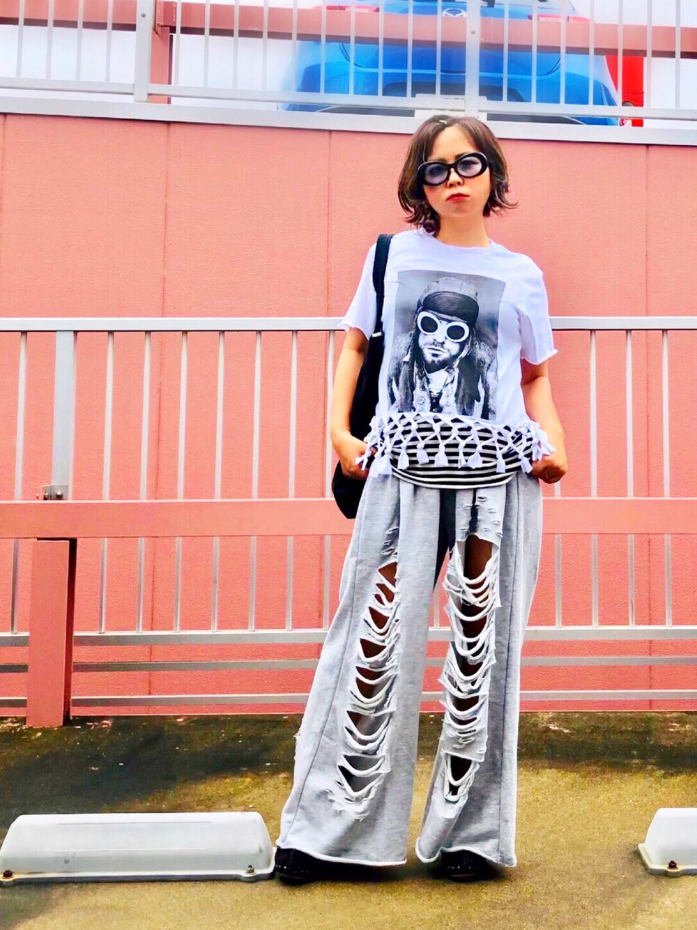 「カジュアルコーデ、モノトーン、GU、グラフィックＴ、Tシャツ、ロック、リメイク、ダメージ、レイヤードスタイル、サングラス」｜「antiquaのリブタンク（タンクトップ、ブラック系）」を使った、はんだぱんださん（レディース・146cm）の春コーディネートの1枚目の写真