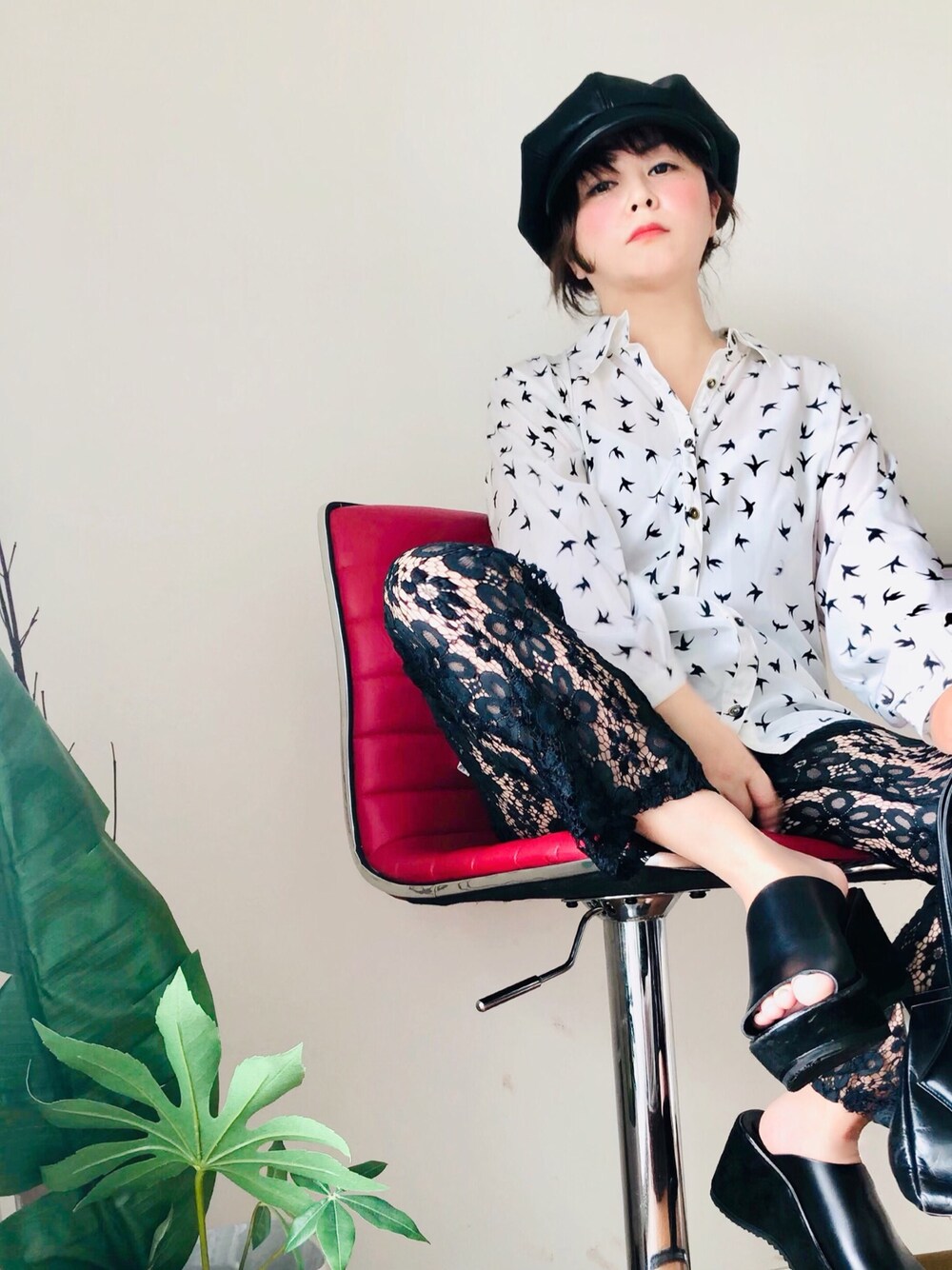 「秋のコーデ、大人カジュアル、モノトーン、レザー、サボ、帽子、レース、柄シャツ、レトロ、古着」｜「WEGOのWEGO/ボリュームキャスケット（キャスケット、ブラック系）」を使った、はんだぱんださん（レディース・146cm）の夏コーディネートの1枚目の写真