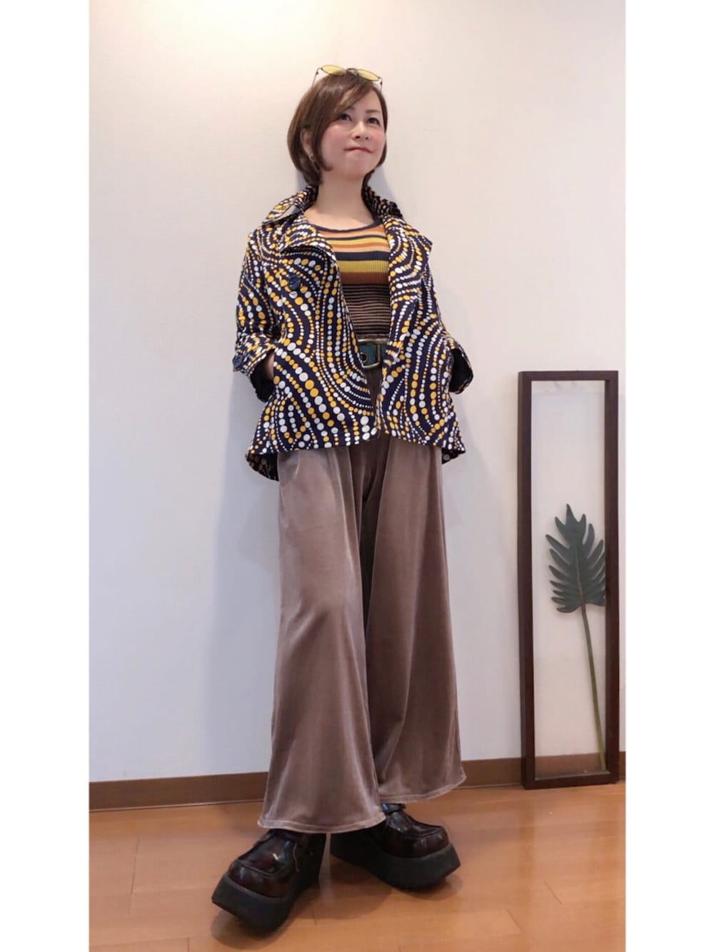 「クラシックメガネコーデ、丸メガネ、カラーサングラス、レトロ、レトロガール、サイケデリック、クラシック、古着、古着MIX、厚底シューズ」｜「シェリシェリの300均一のカラーグラサン♪ 色違買いした♪（サングラス、その他）」を使った、はんだぱんださん（レディース・146cm）の秋コーディネートの1枚目の写真