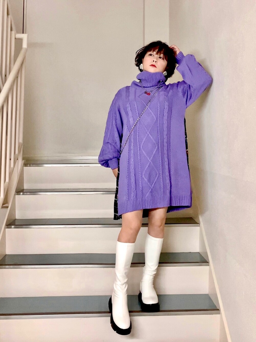 「ニット、ニットワンピース、パープル、ラベンダー、古着MIX、白ブーツ、ロングブーツ、スニーカーブーツ、ハイネック、低身長」｜「jouetieのボリュームロングブーツ（ブーツ、ホワイト系）」を使った、はんだぱんださん（レディース・146cm）の冬コーディネートの1枚目の写真