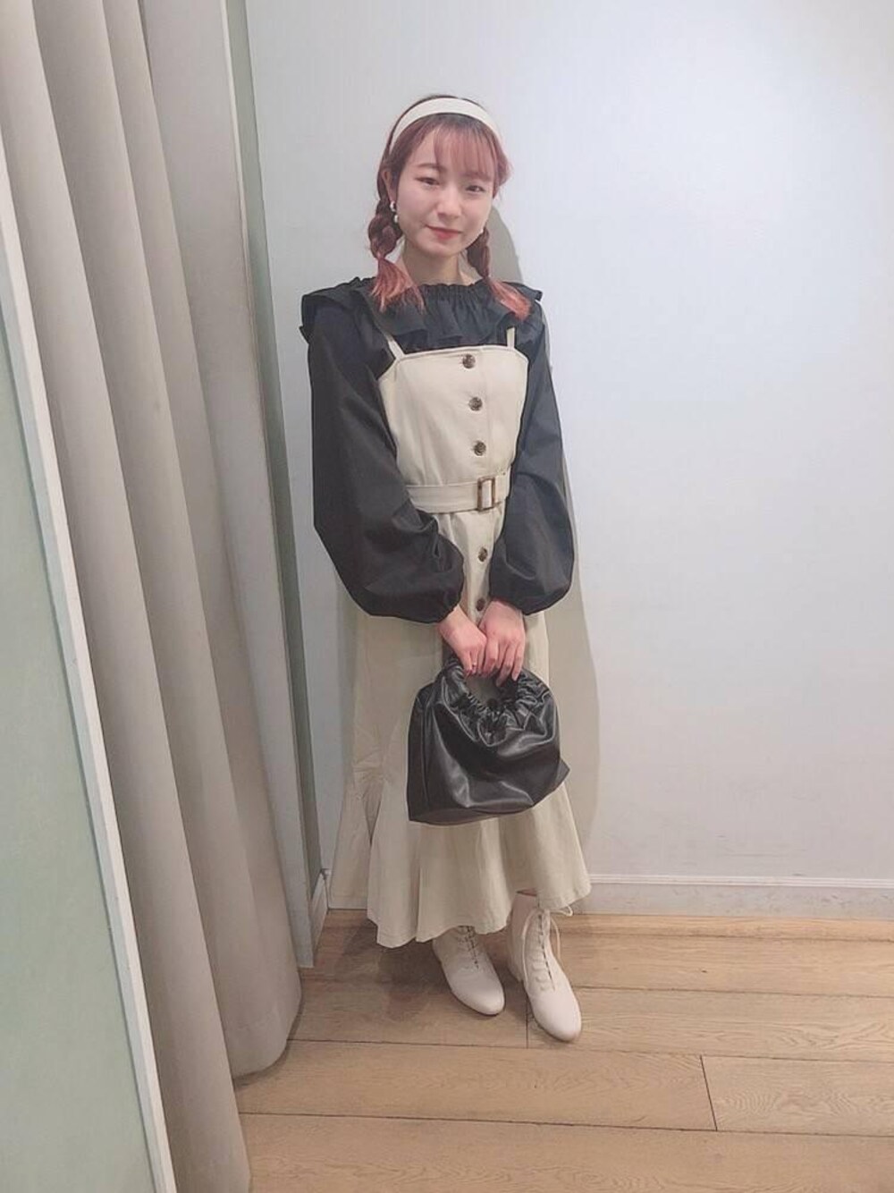 「ワンピース、ヘアアレンジ、MAJESTIC LEGON、春コーデ、マーメイド、低身長コーデ、マジェスティックレゴン、低身長女子、レザーカチューシャ」｜「MAJESTIC LEGONのレースアップストレッチブーツ（ブーツ、ホワイト系）」を使った、マジェスティックレゴン名古屋近鉄店スタッフさん（レディース・152cm）の冬コーディネートの1枚目の写真