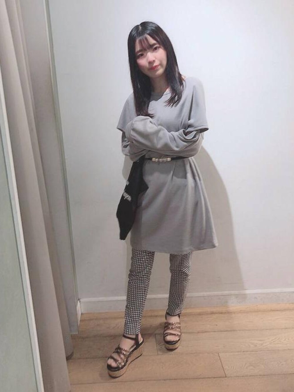 ブラック系のトートバッグ、ブラック系のサンダル、ブラック系のその他パンツを着用したレディースの春コーディネートの1枚目の写真