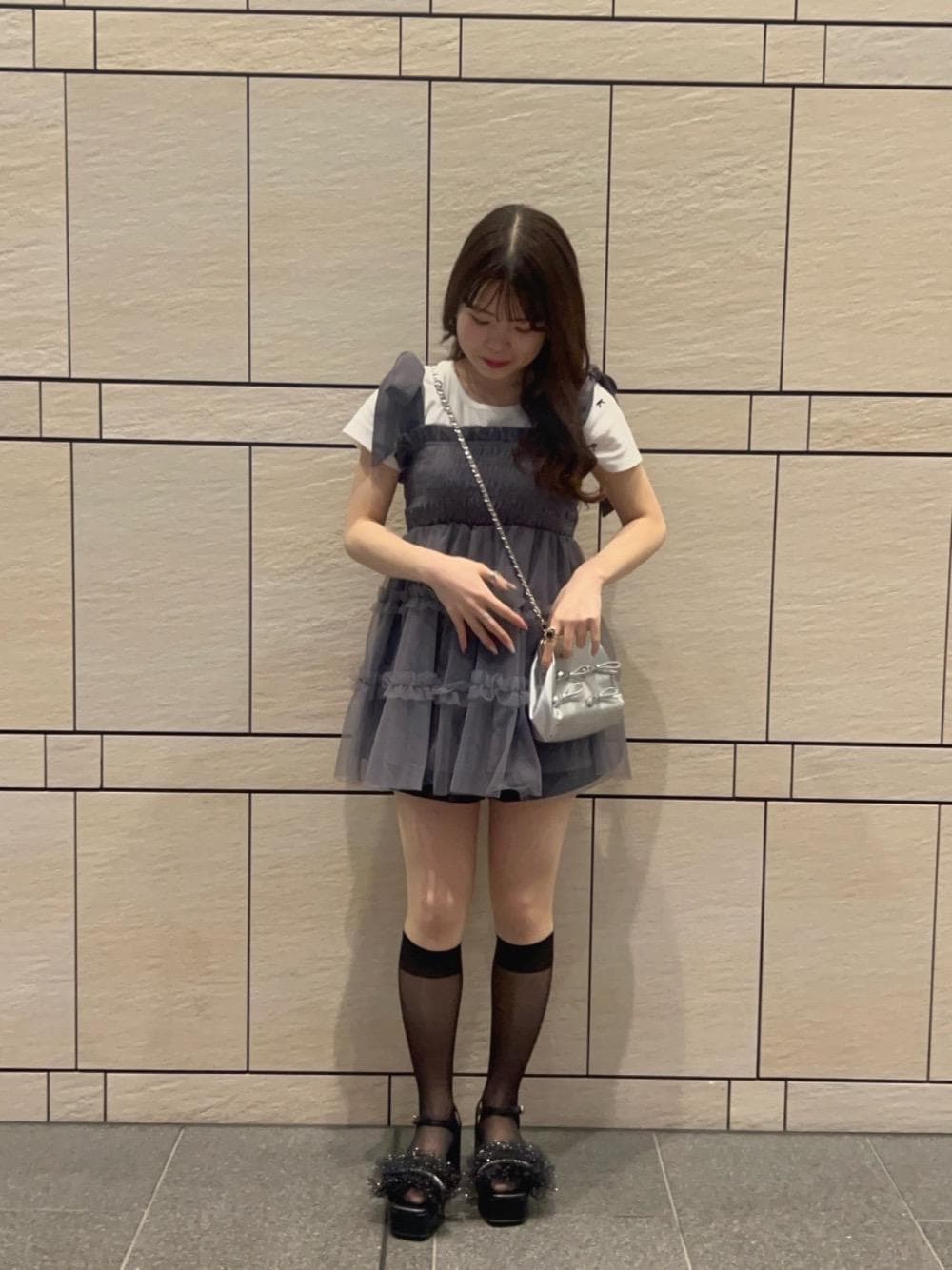 ブラック系のサンダル、ホワイト系のTシャツ/カットソー、グレー系のベストを着用したレディースの春コーディネートの1枚目の写真