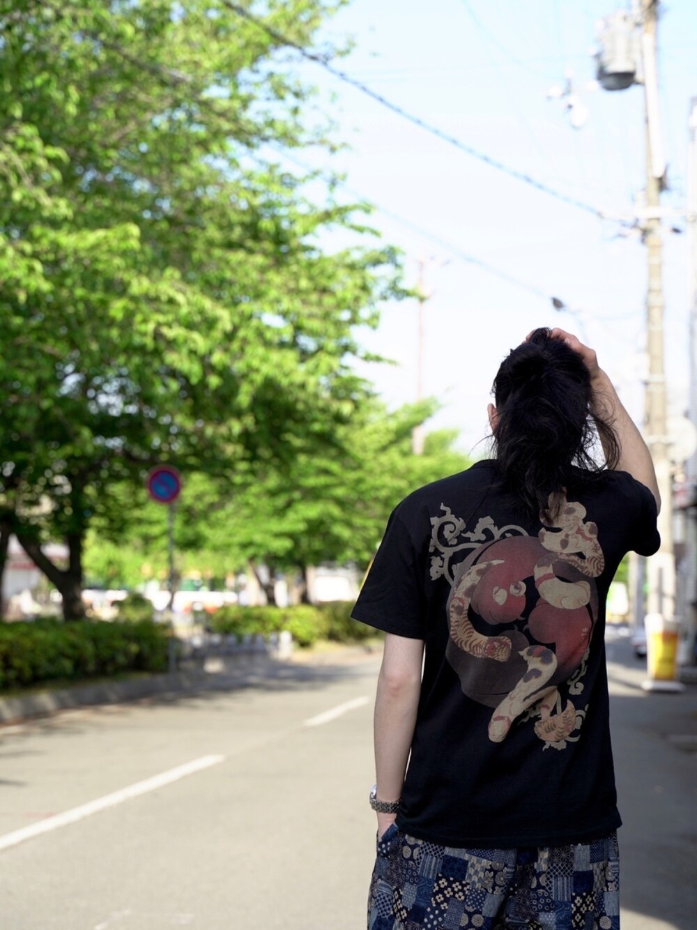 ブラック系のTシャツ/カットソー、ブラック系のTシャツ/カットソー、ブラック系のTシャツ/カットソーを着用したメンズの夏コーディネートの1枚目の写真
