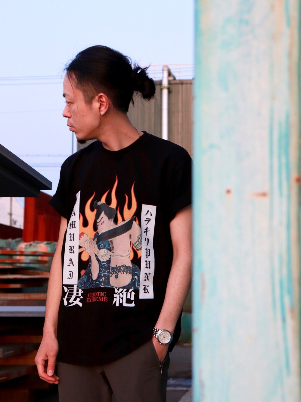ブラック系のTシャツ/カットソー、ホワイト系のトップス、ブラック系のトップスを着用したメンズの夏コーディネートの1枚目の写真