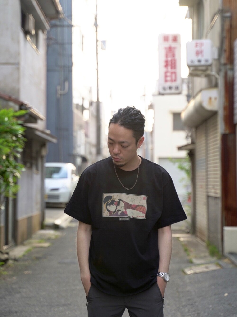 「おしゃれさんと繋がりたい、ラクチンコーデ、ブラック、Tシャツ、VANQUISH、Tシャツコーデ、和柄、黒Tシャツ、姫路縁、Himejien」｜「VANQUISHのUkiyo-e クルーネックTシャツ（Tシャツ/カットソー、ブラック系）」を使った、杉本 博之（和柄が好きな人）さん（メンズ・171cm）の秋コーディネートの1枚目の写真