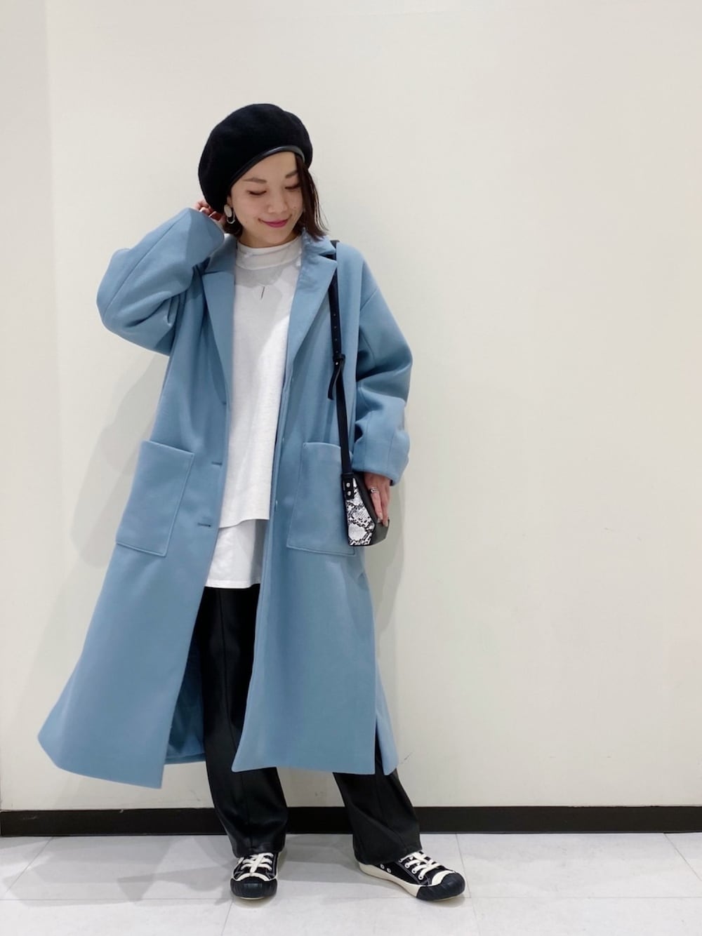 「大人カジュアル、冬コーデ、レイヤードスタイル、ロングコート、マキシ丈コート、チェスターコート、レザー、セールで買いました、PAGEBOY、ページボーイ(PAGEBOY)」｜「PAGEBOYのマキシレングステーラーコート（ダウンジャケット/コート、ブルー系）」を使った、Chisaさん（レディース・154cm）の冬コーディネートの1枚目の写真
