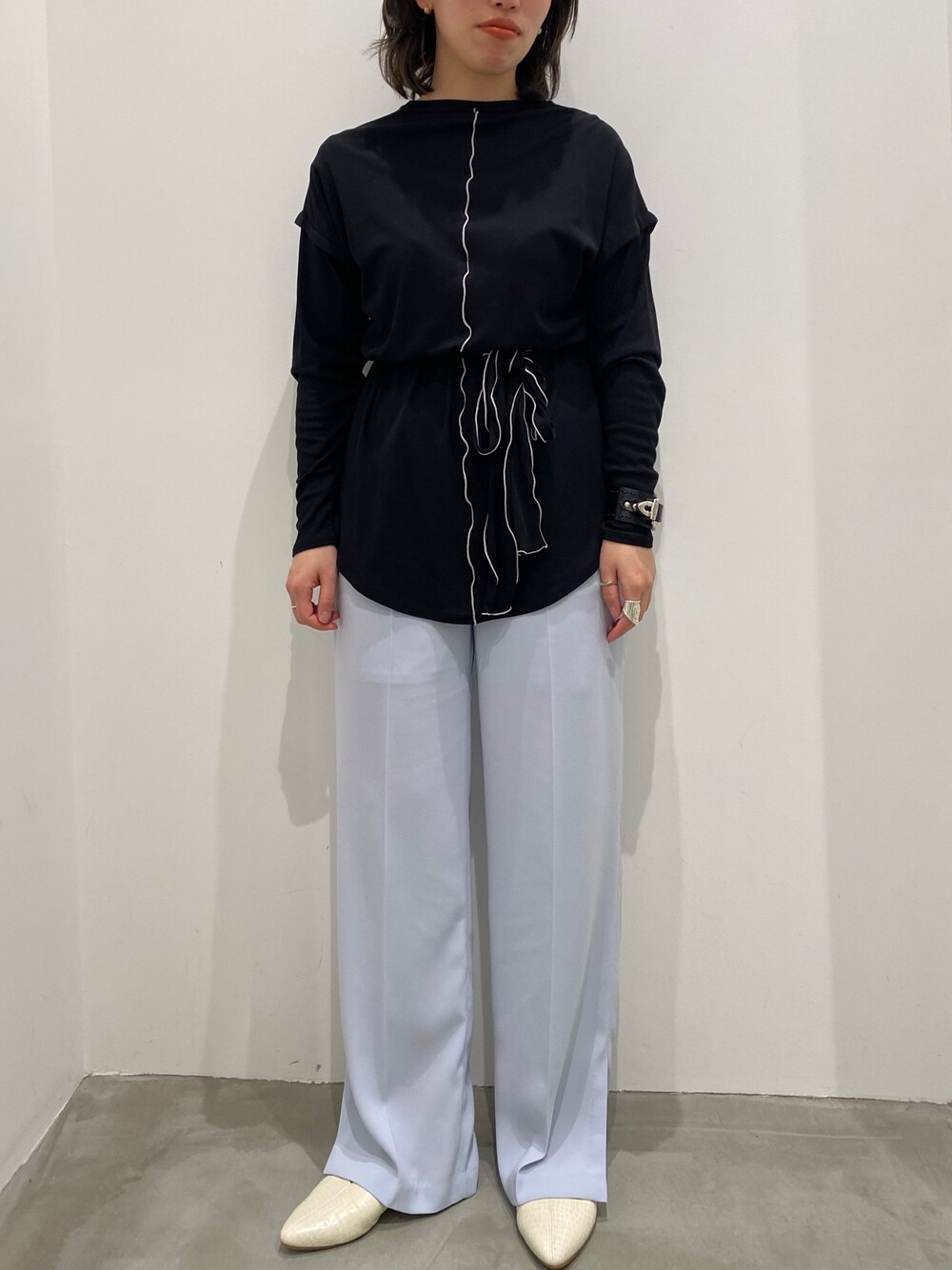 ブラック系のTシャツ/カットソー、ブルー系のその他パンツを着用したレディースの春コーディネートの1枚目の写真