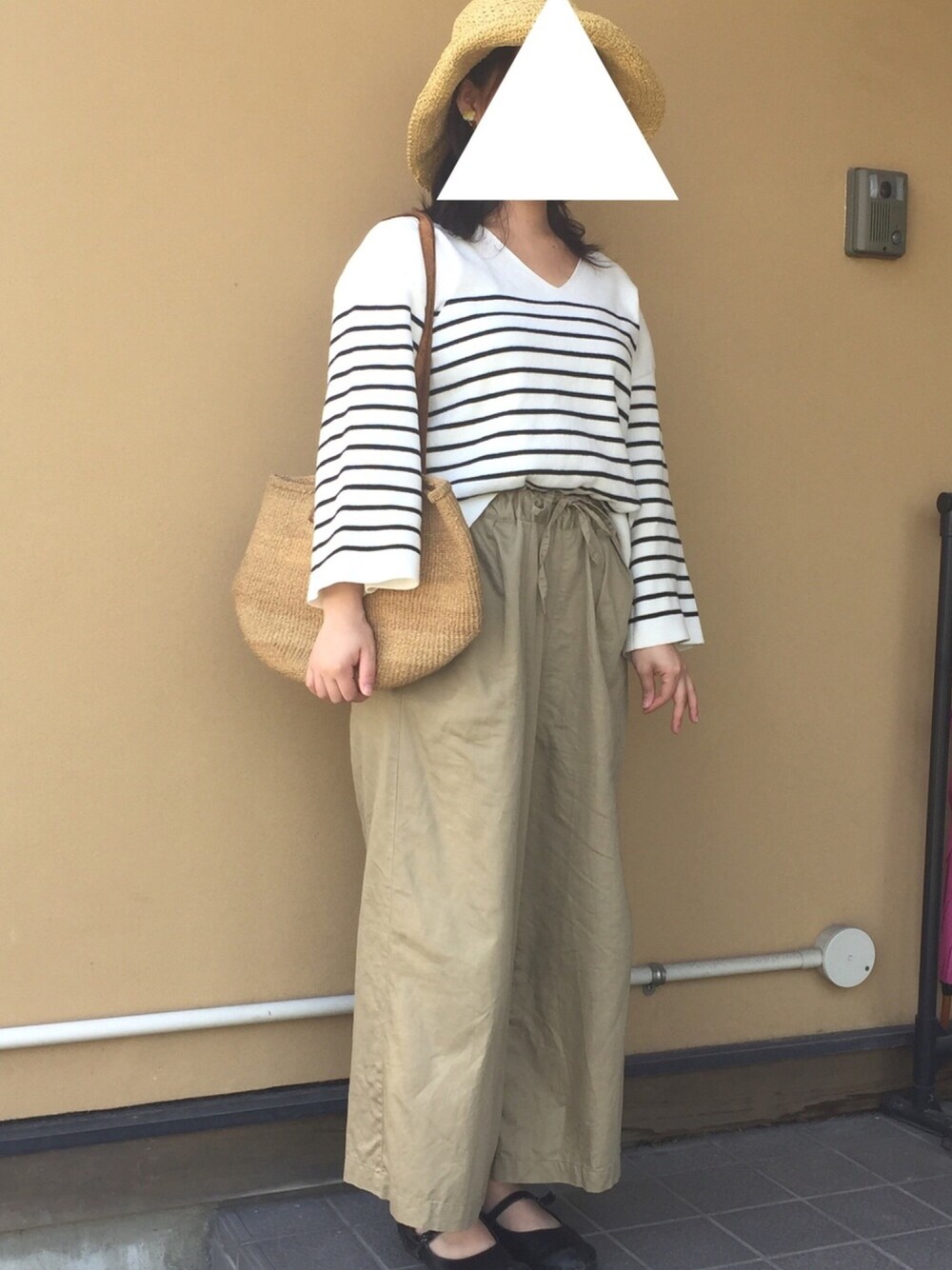 「休日スタイル、ゆるコーデ、ベージュ、はるコーデ、春コーデ、ワイドパンツ、ボーダー、かごバッグ、麦わら帽子、きれいめカジュアル」｜「LOWRYS FARMの１２ＧミラノリブＶプルオーバー　730570 （ニット/セーター、ホワイト系）」を使った、tiyさん（レディース・153cm）の春コーディネートの1枚目の写真